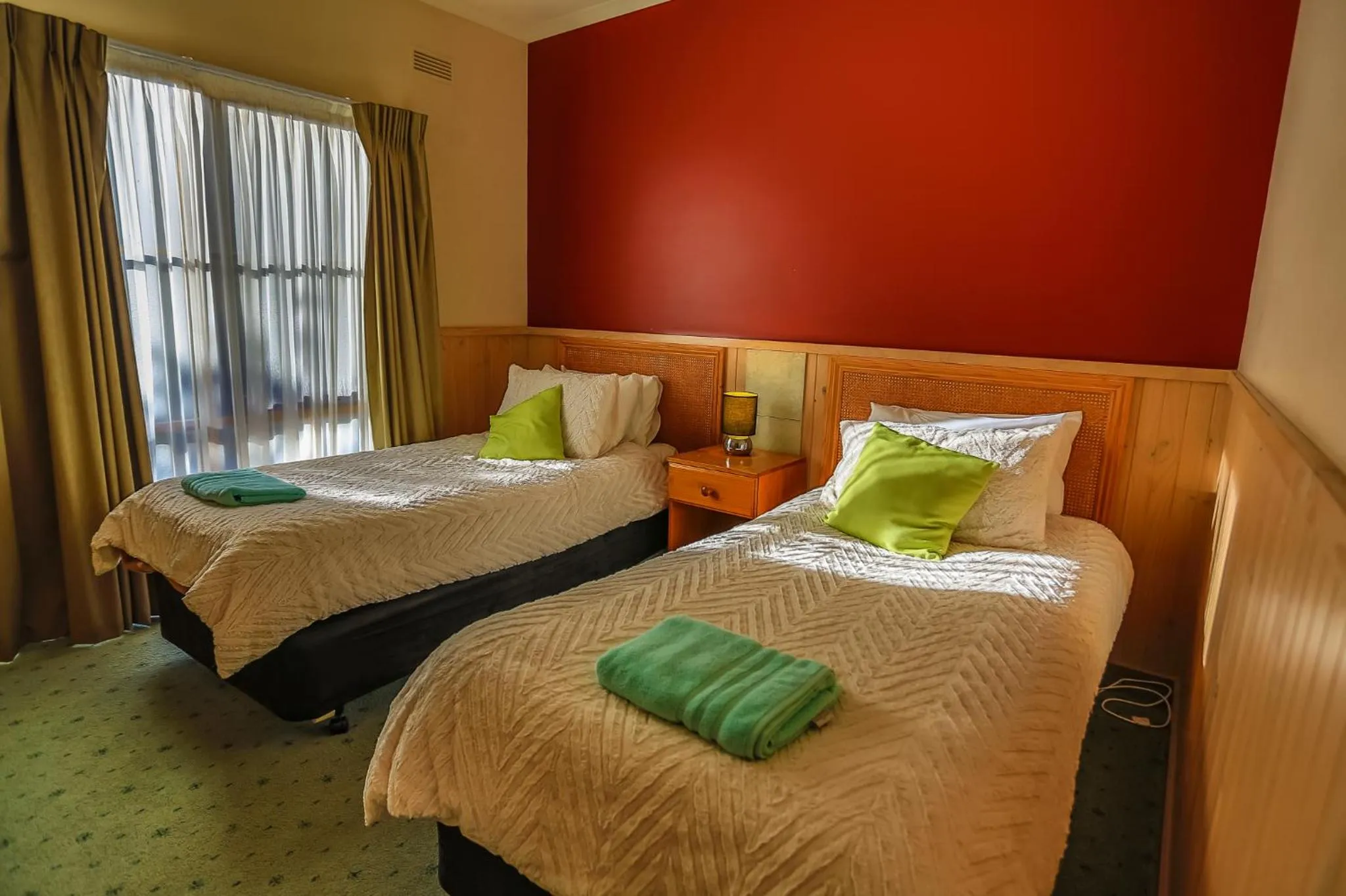 Bed in Mountain View Motor Inn & Holiday Lodges