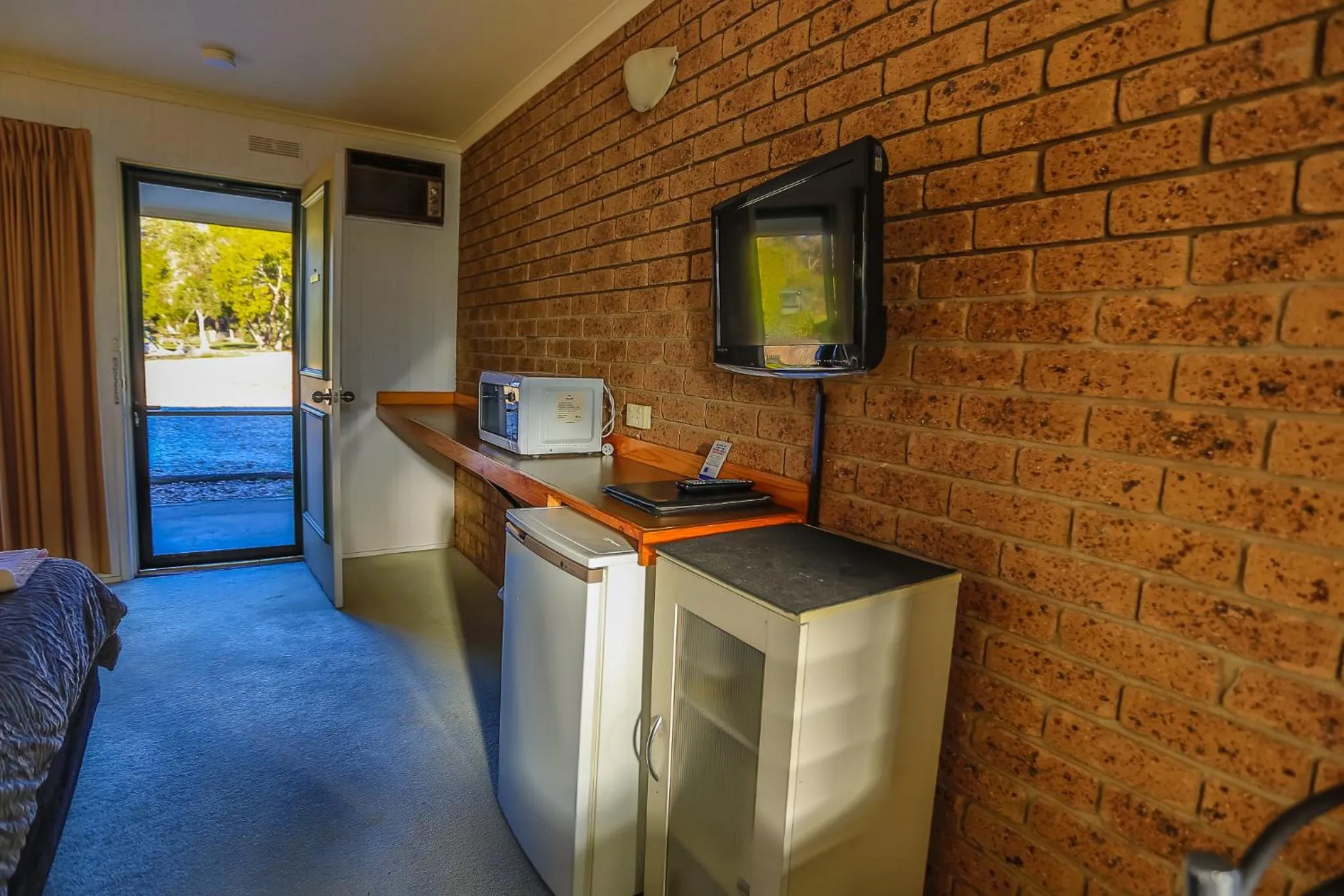 TV and multimedia in Mountain View Motor Inn & Holiday Lodges