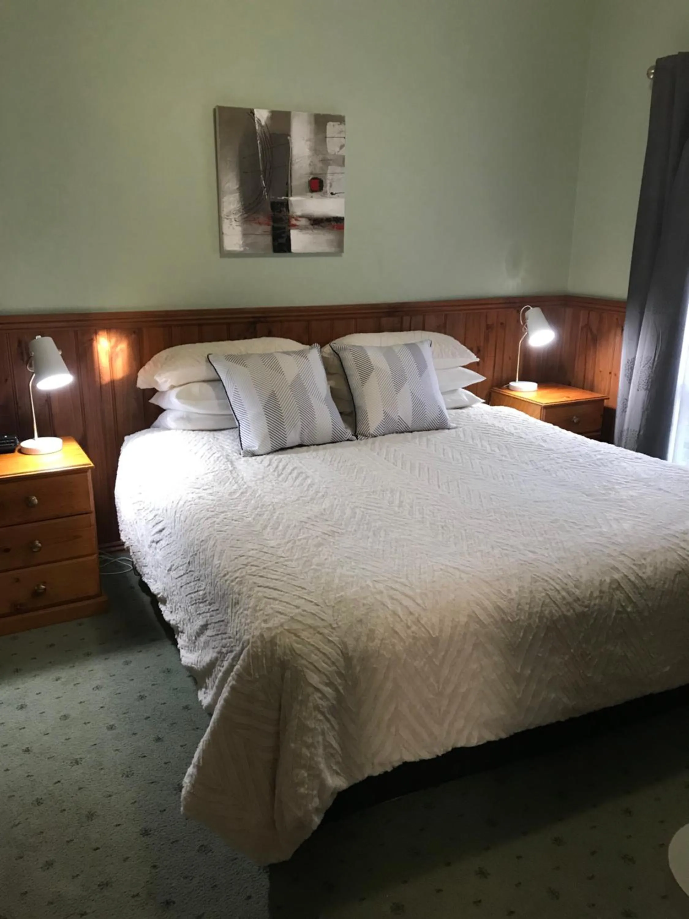 Kitchen or kitchenette, Bed in Mountain View Motor Inn & Holiday Lodges