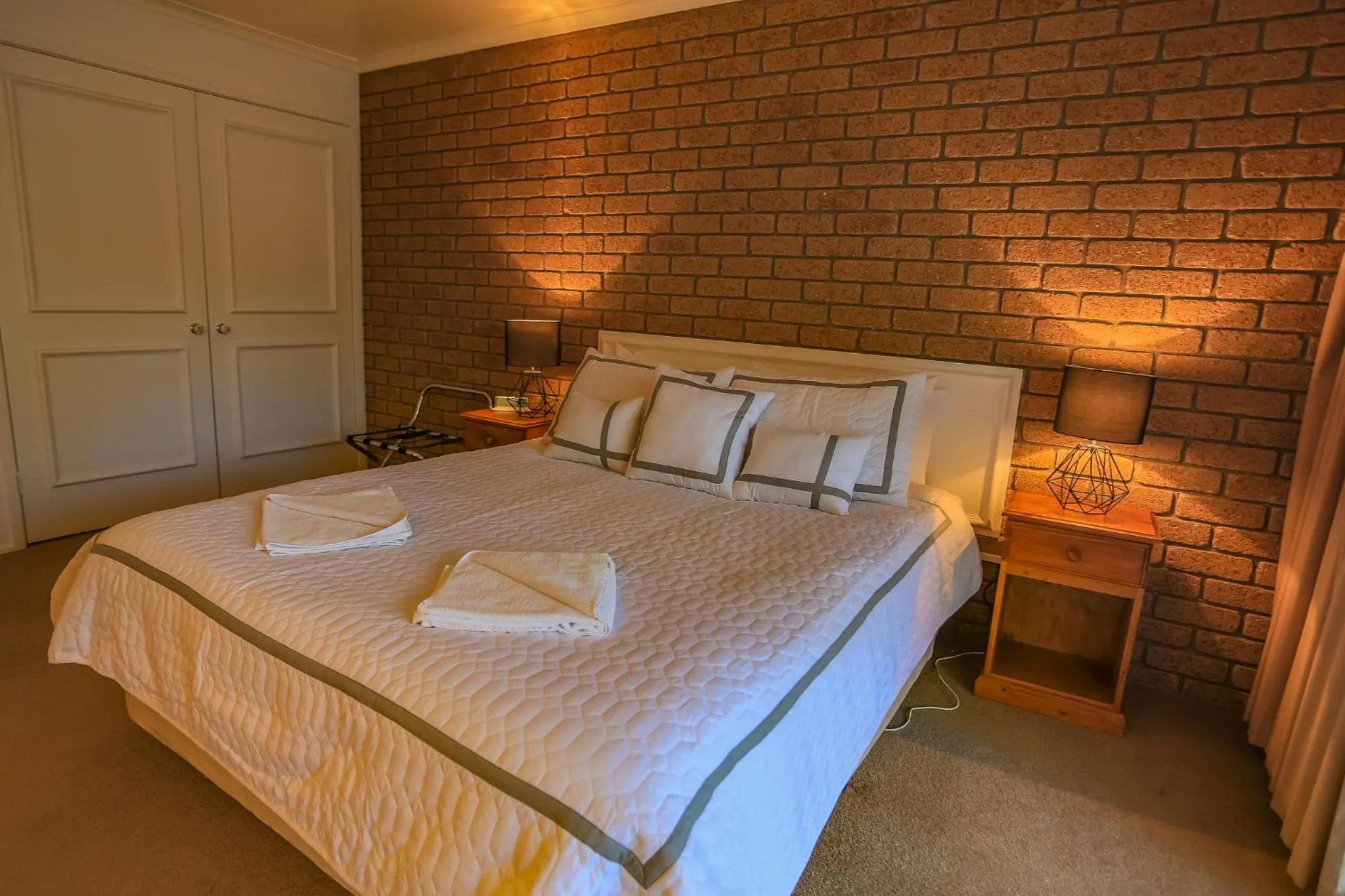 Bed in Mountain View Motor Inn & Holiday Lodges