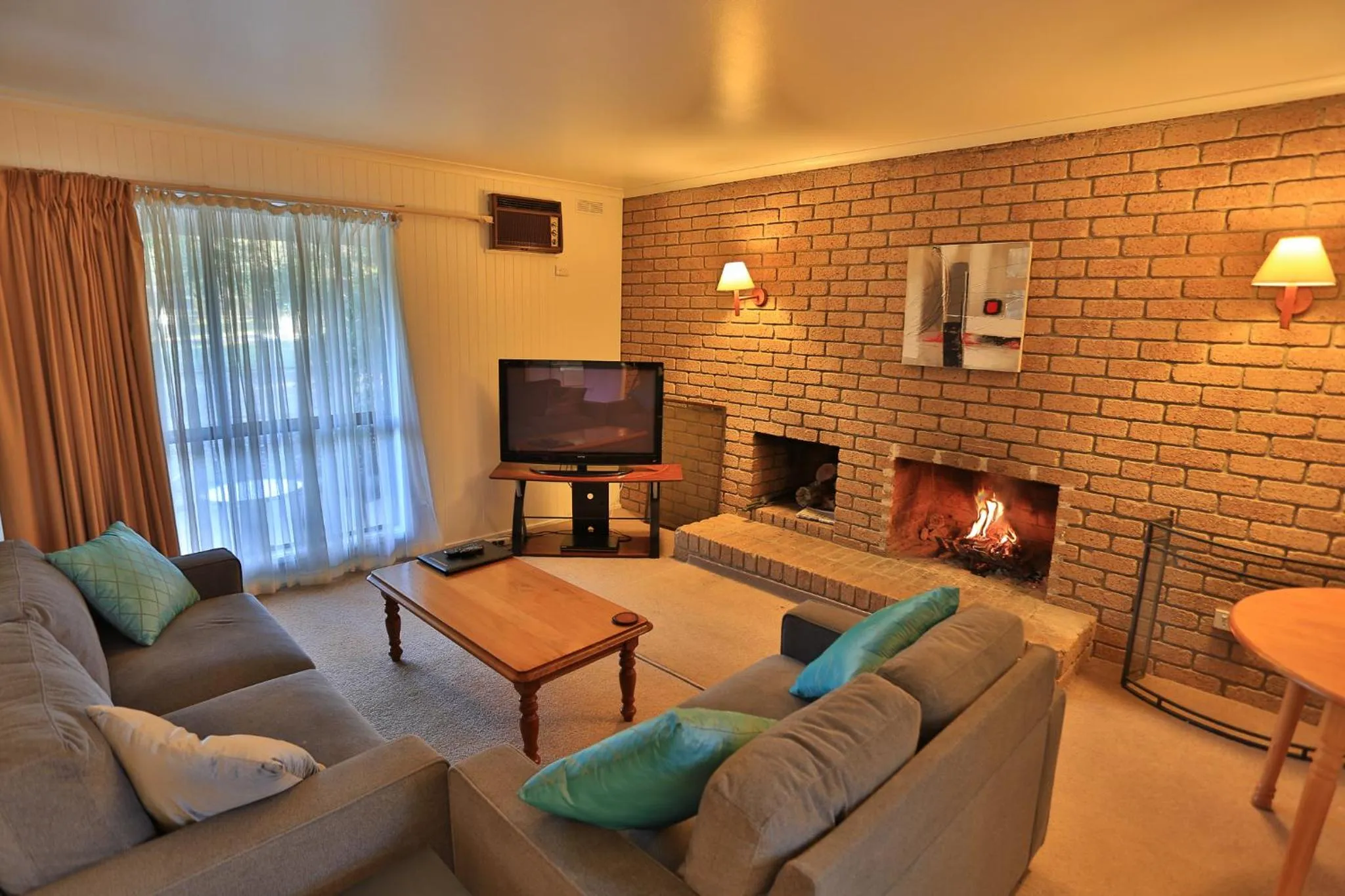 Communal lounge/ TV room in Mountain View Motor Inn & Holiday Lodges