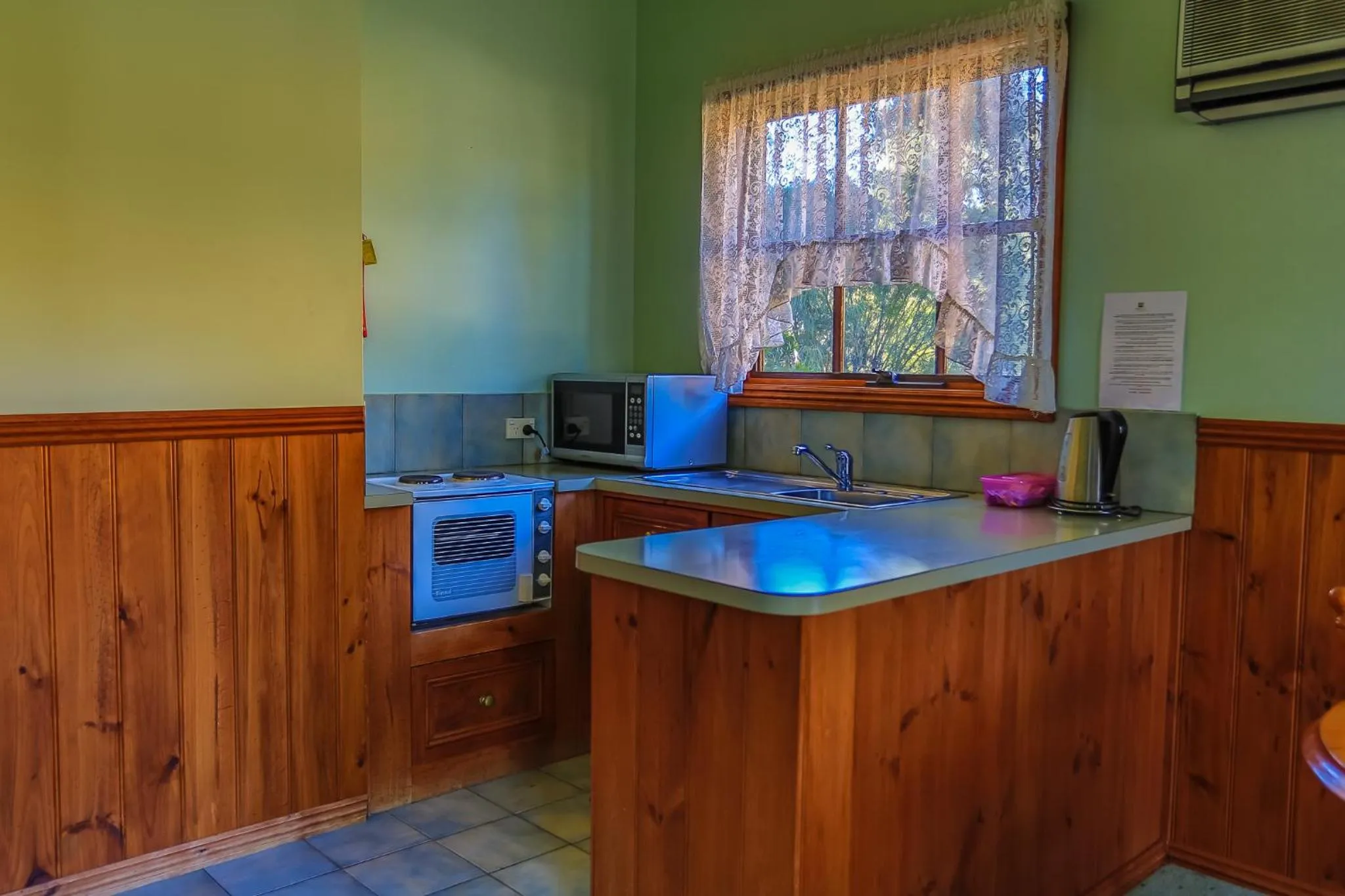 Kitchen or kitchenette in Mountain View Motor Inn & Holiday Lodges