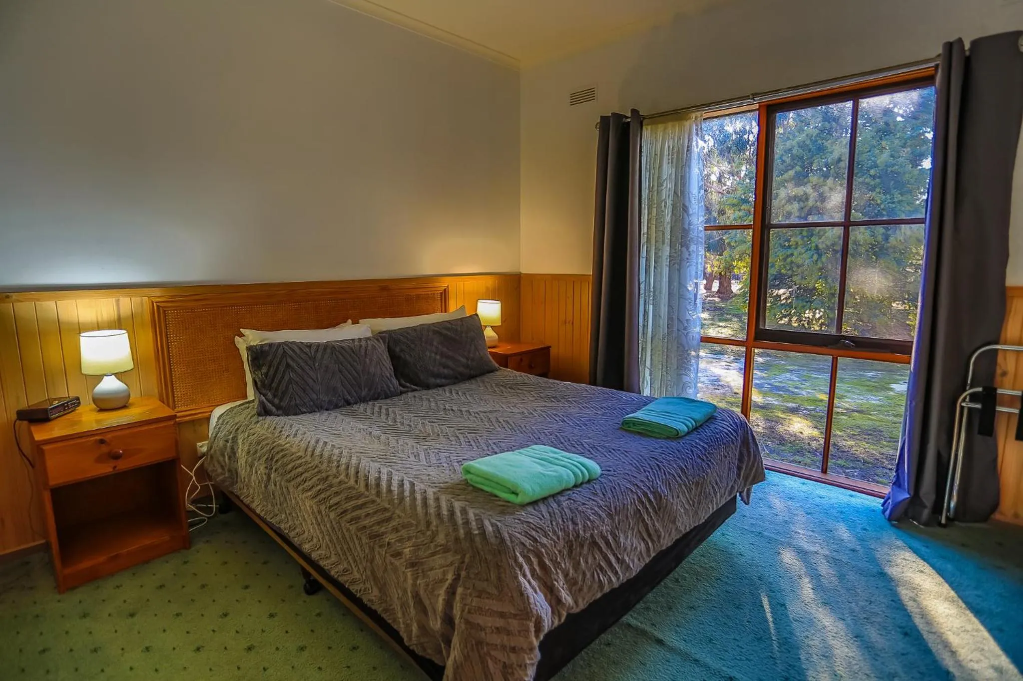 Bed in Mountain View Motor Inn & Holiday Lodges