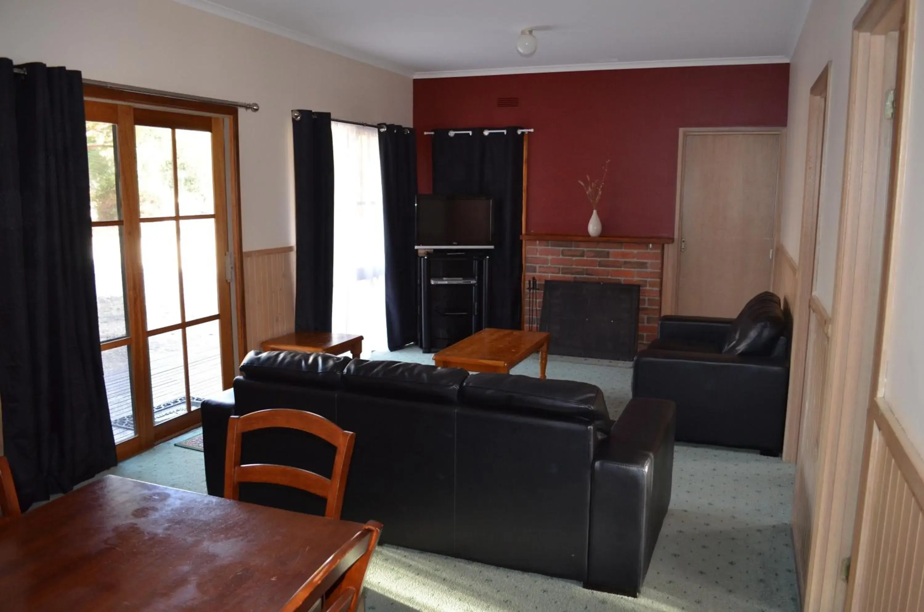 Two-Bedroom Cottage with Spa Bath in Mountain View Motor Inn & Holiday Lodges Two-Bedroom Cottage with Spa Bath in Mountain View Motor Inn & Holiday Lodges