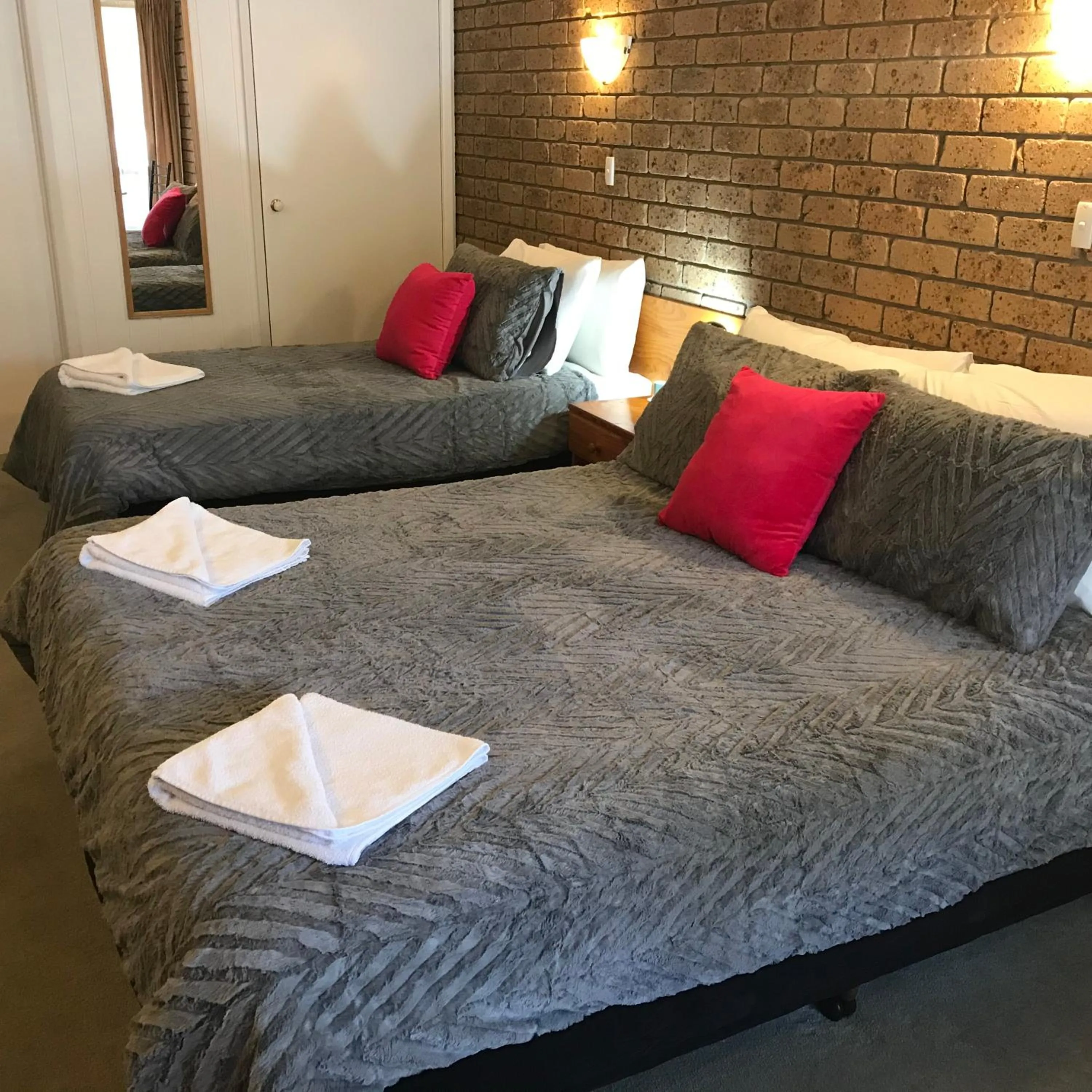 Photo of the whole room, Bed in Mountain View Motor Inn & Holiday Lodges