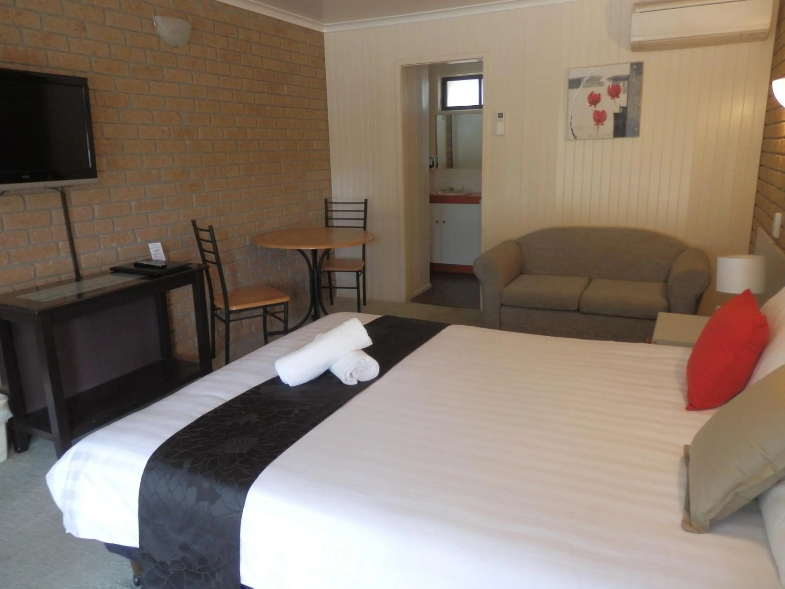 Bed in Mountain View Motor Inn & Holiday Lodges