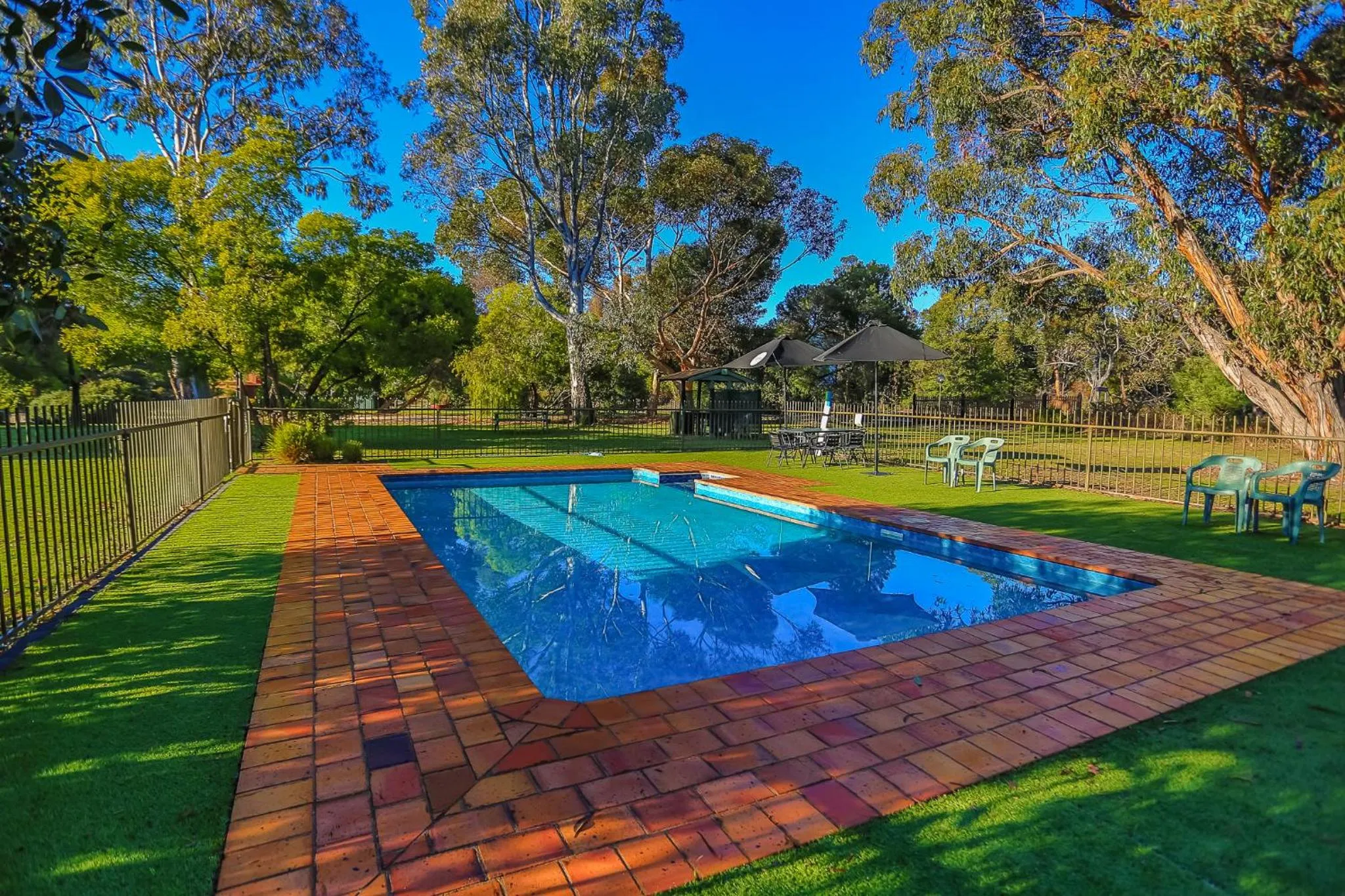 Swimming pool in Mountain View Motor Inn & Holiday Lodges