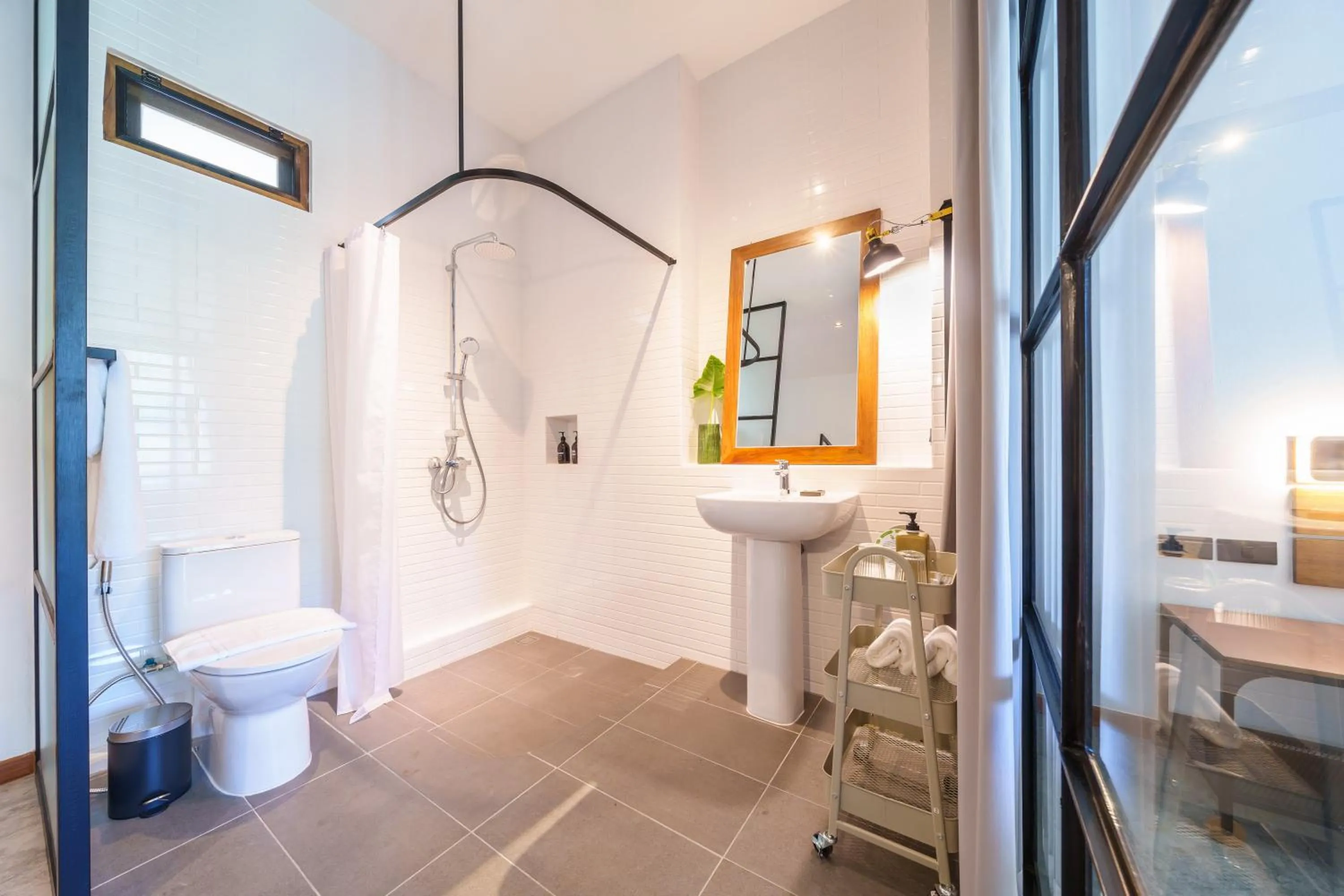 Shower in Baan Ploy Sea