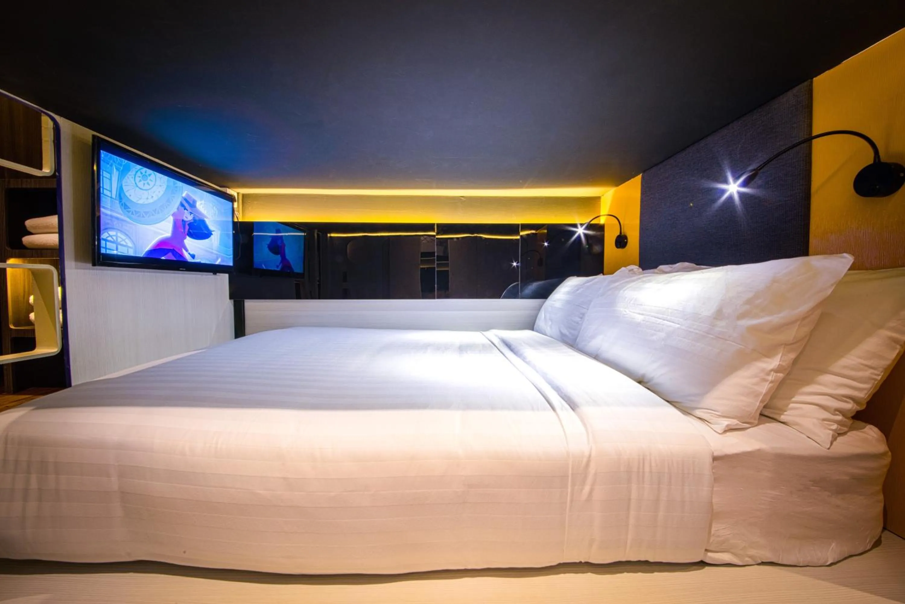 Bed in CUBE Family Boutique Capsule Hotel at Chinatown