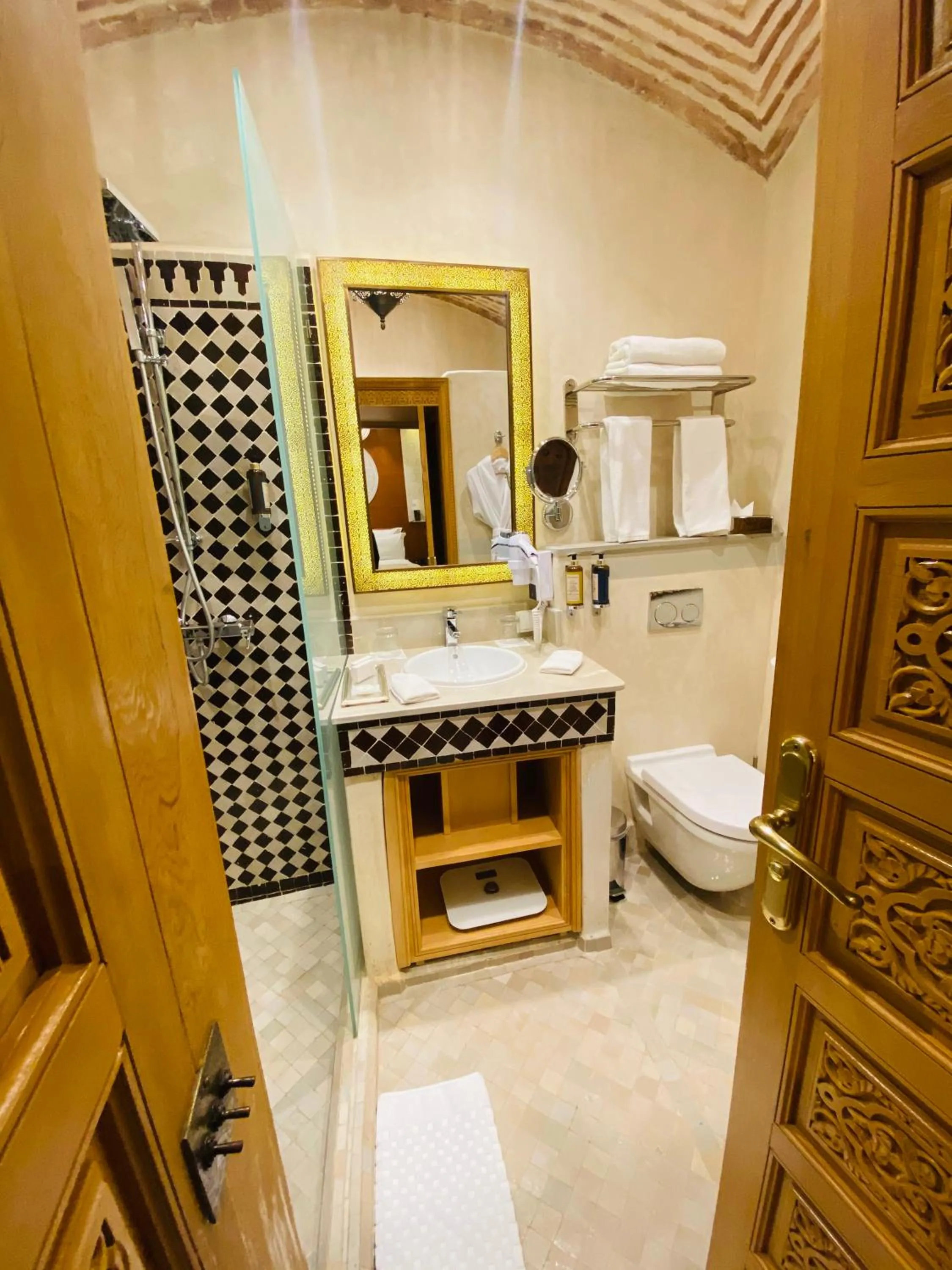Bathroom in Elegancia Riad Boutique & SPA