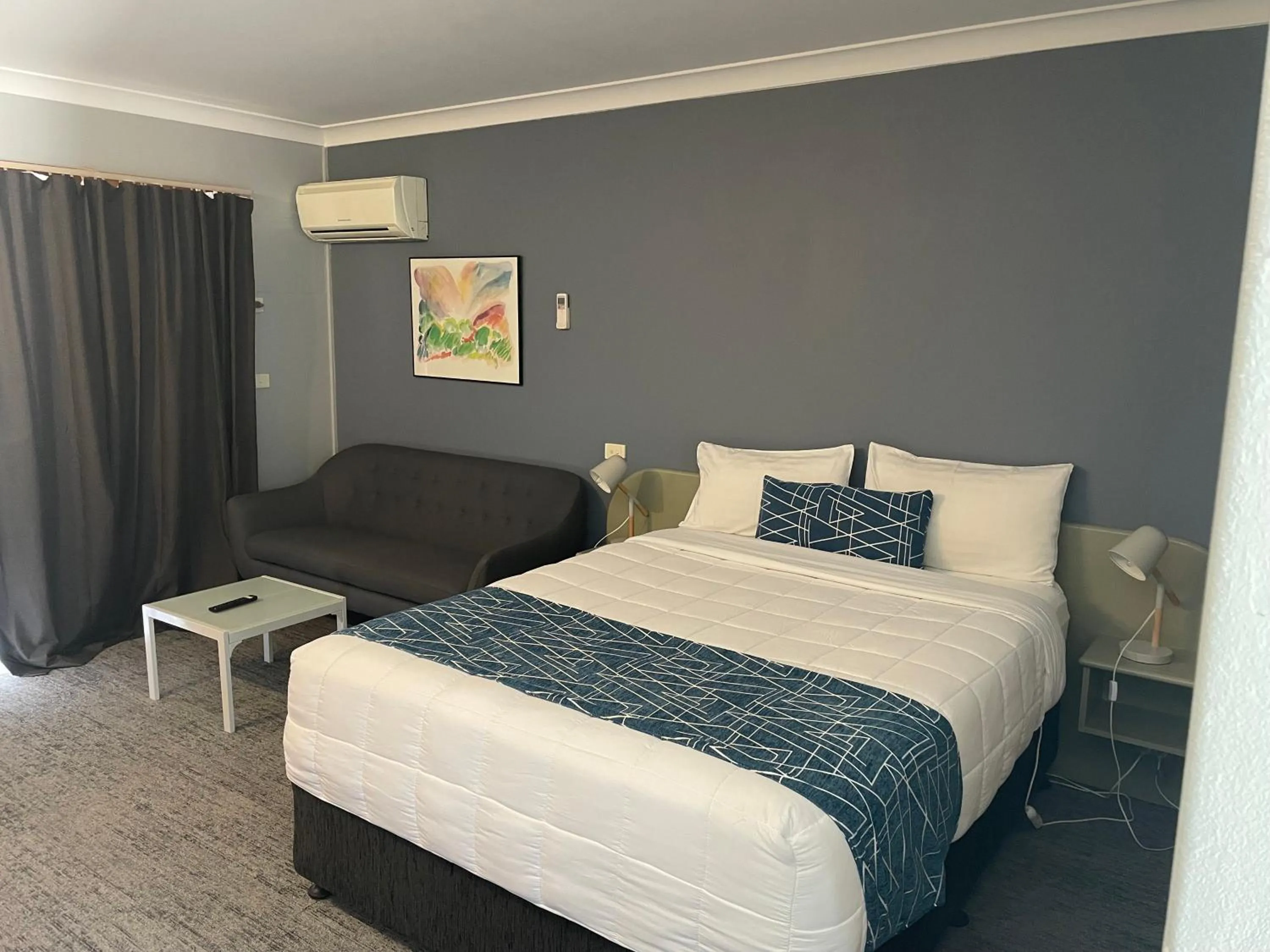 Bed in Parkway Motel