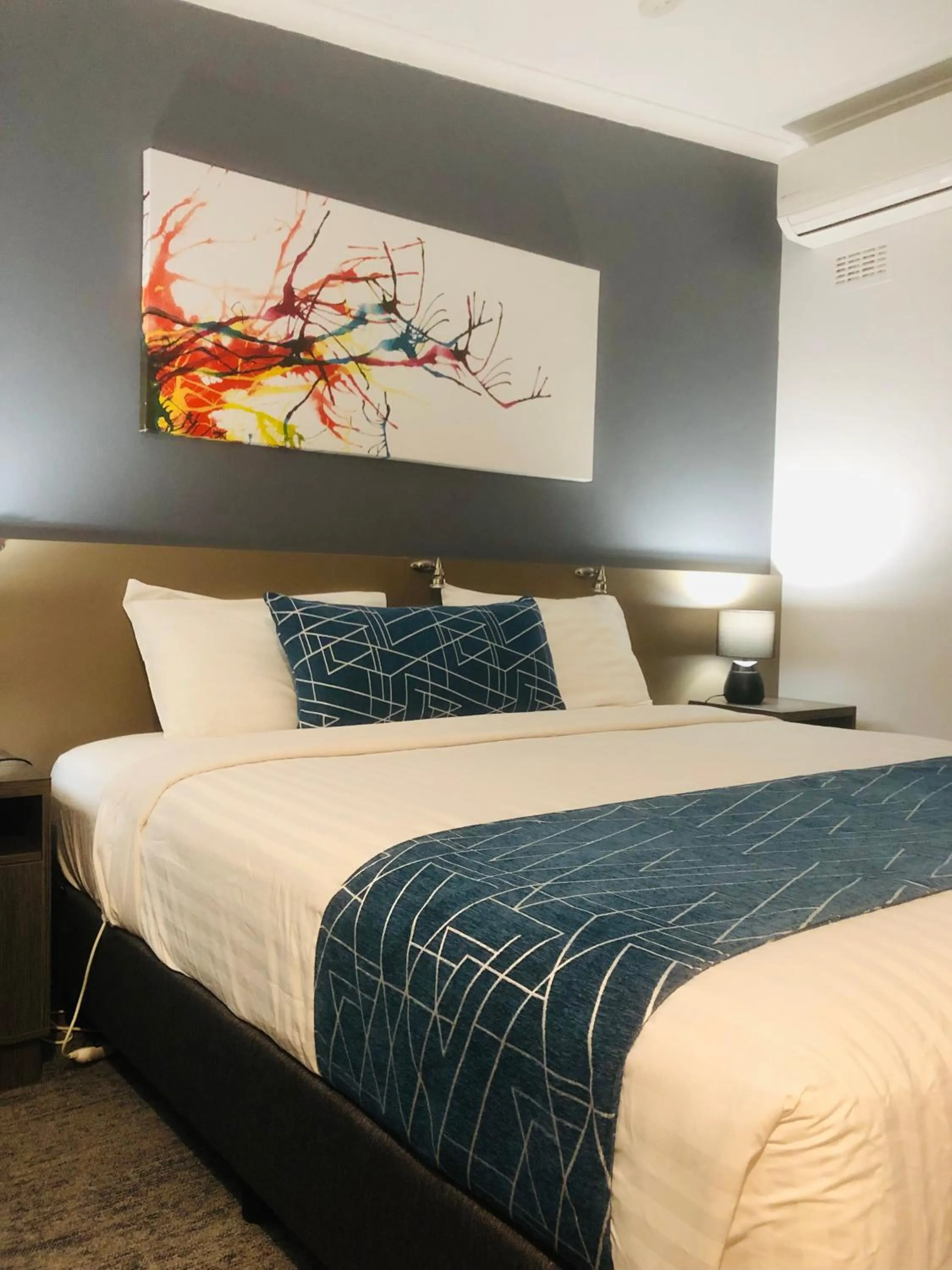 Bed in Parkway Motel