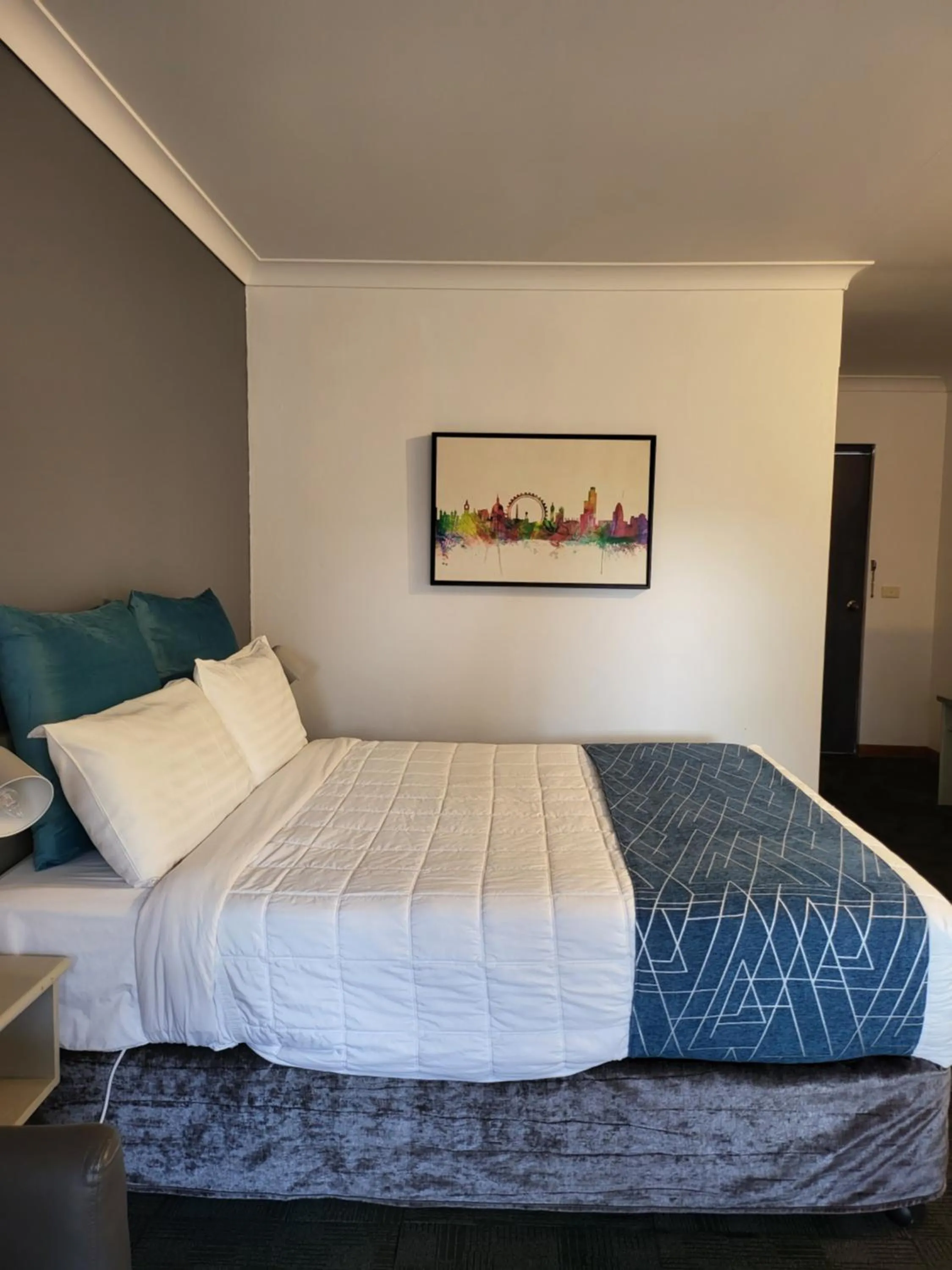 Bed in Parkway Motel