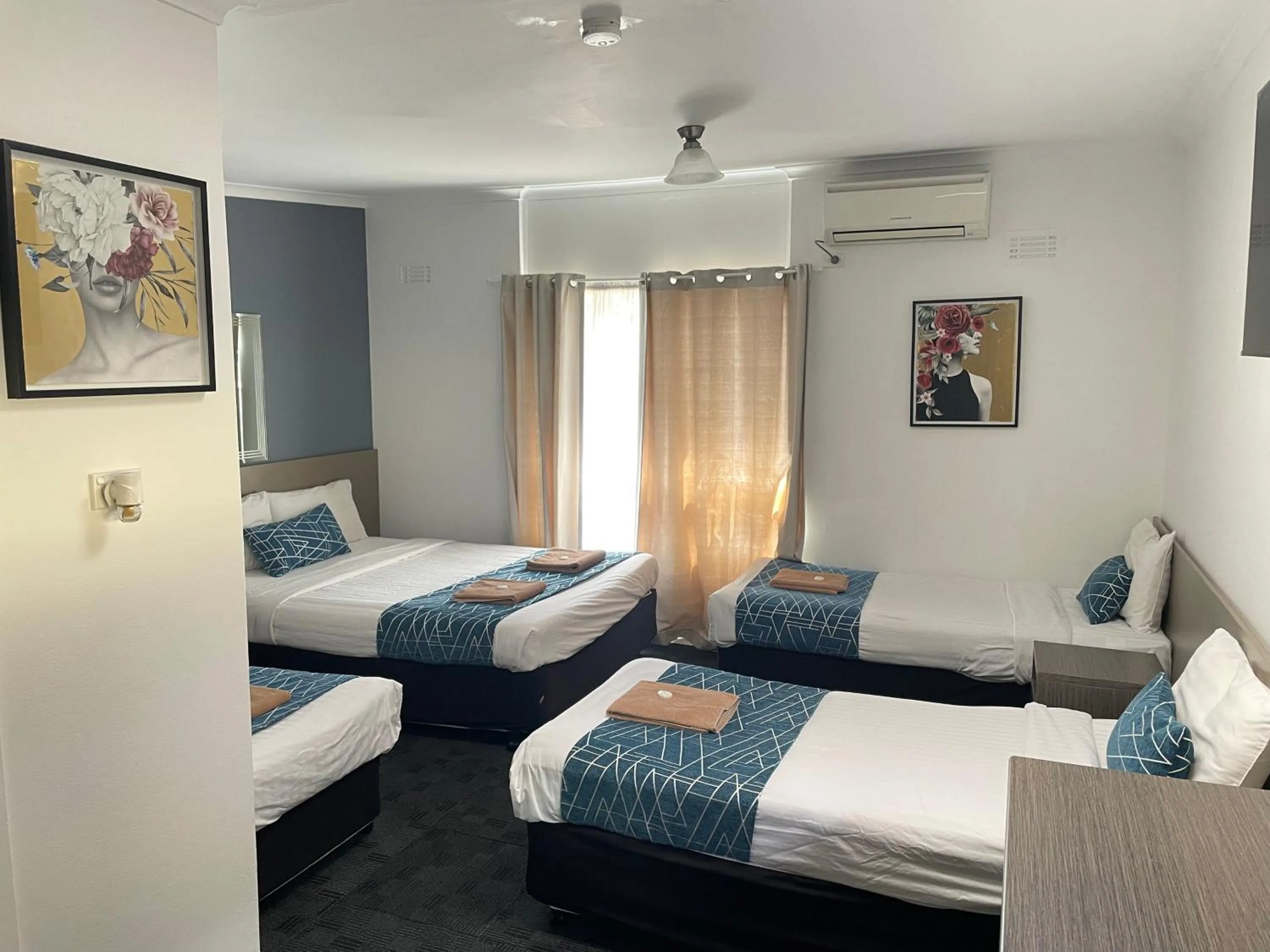 Bed in Parkway Motel