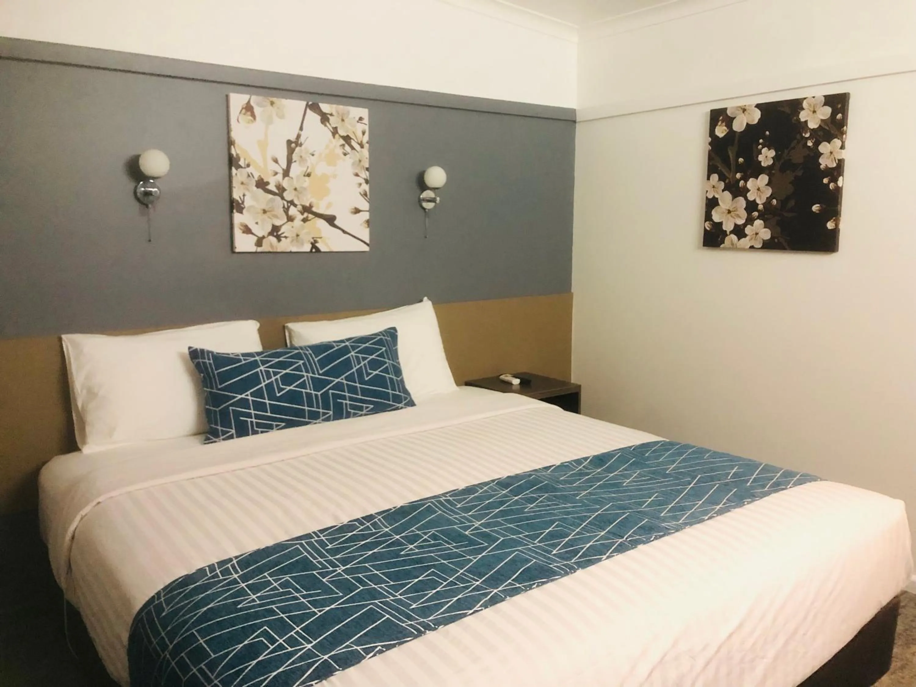 Bed in Parkway Motel