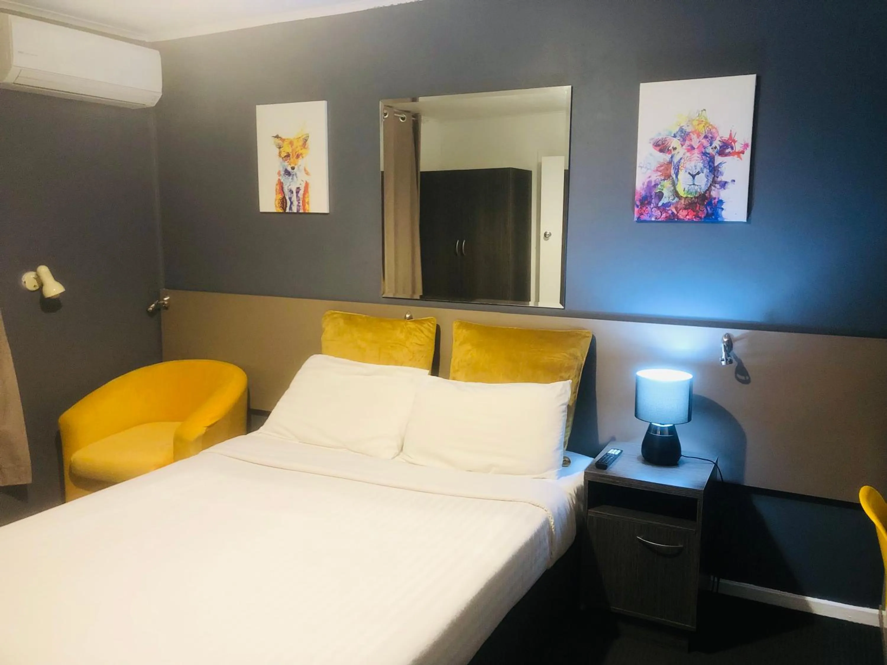 Bed in Parkway Motel