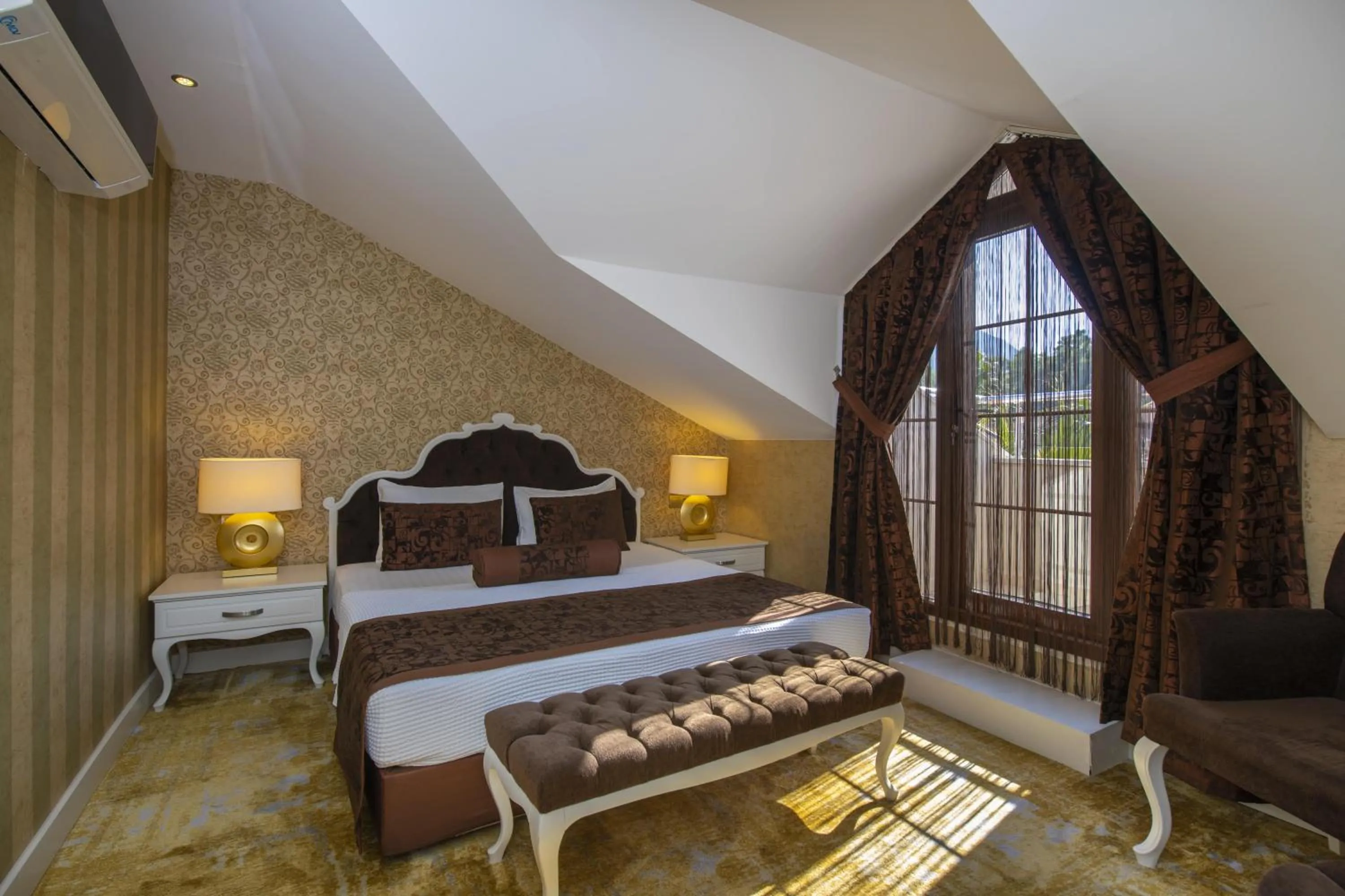 Photo of the whole room, Bed in Han Deluxe Hotel