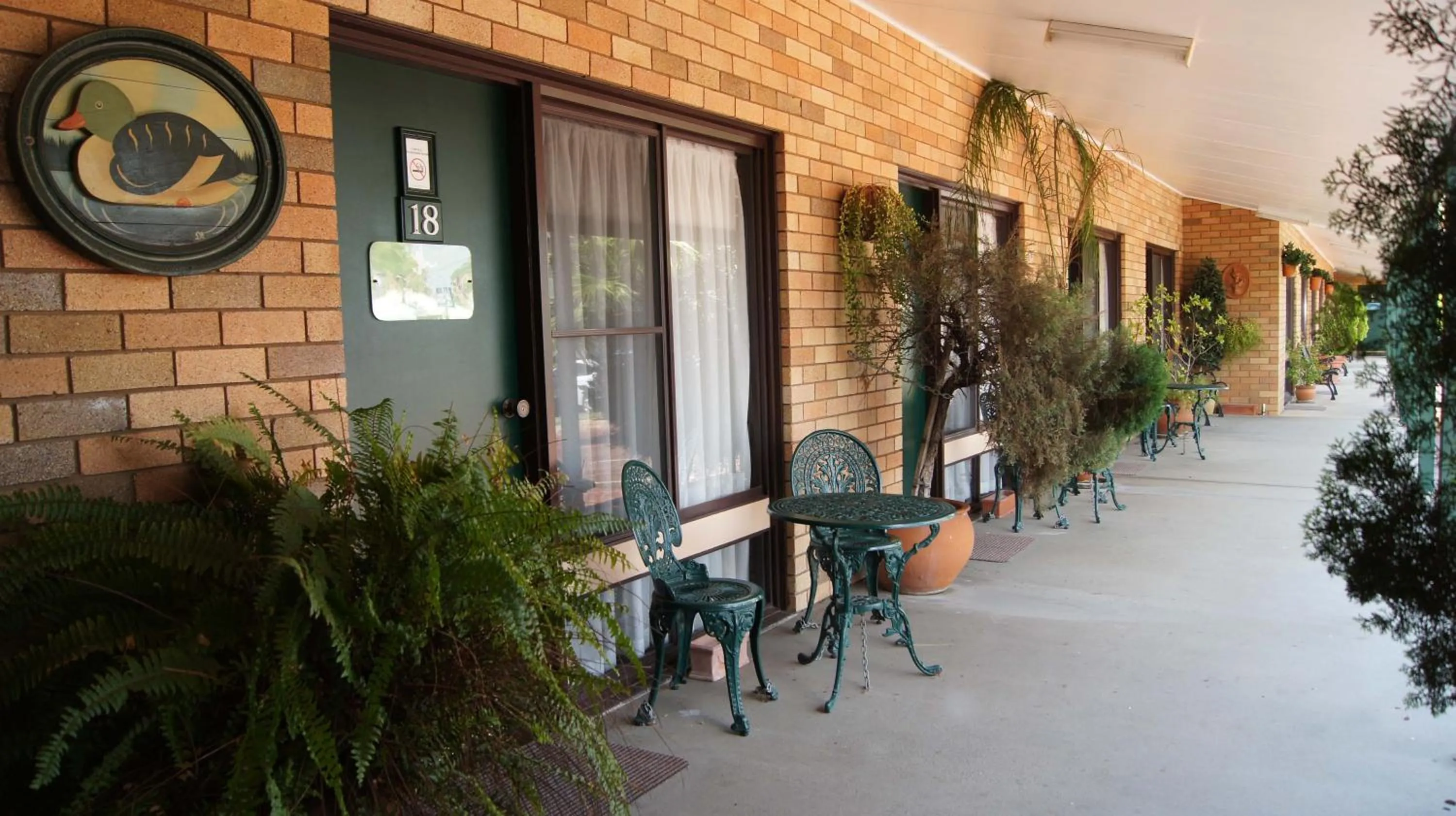 Facade/entrance in Ningana Motel