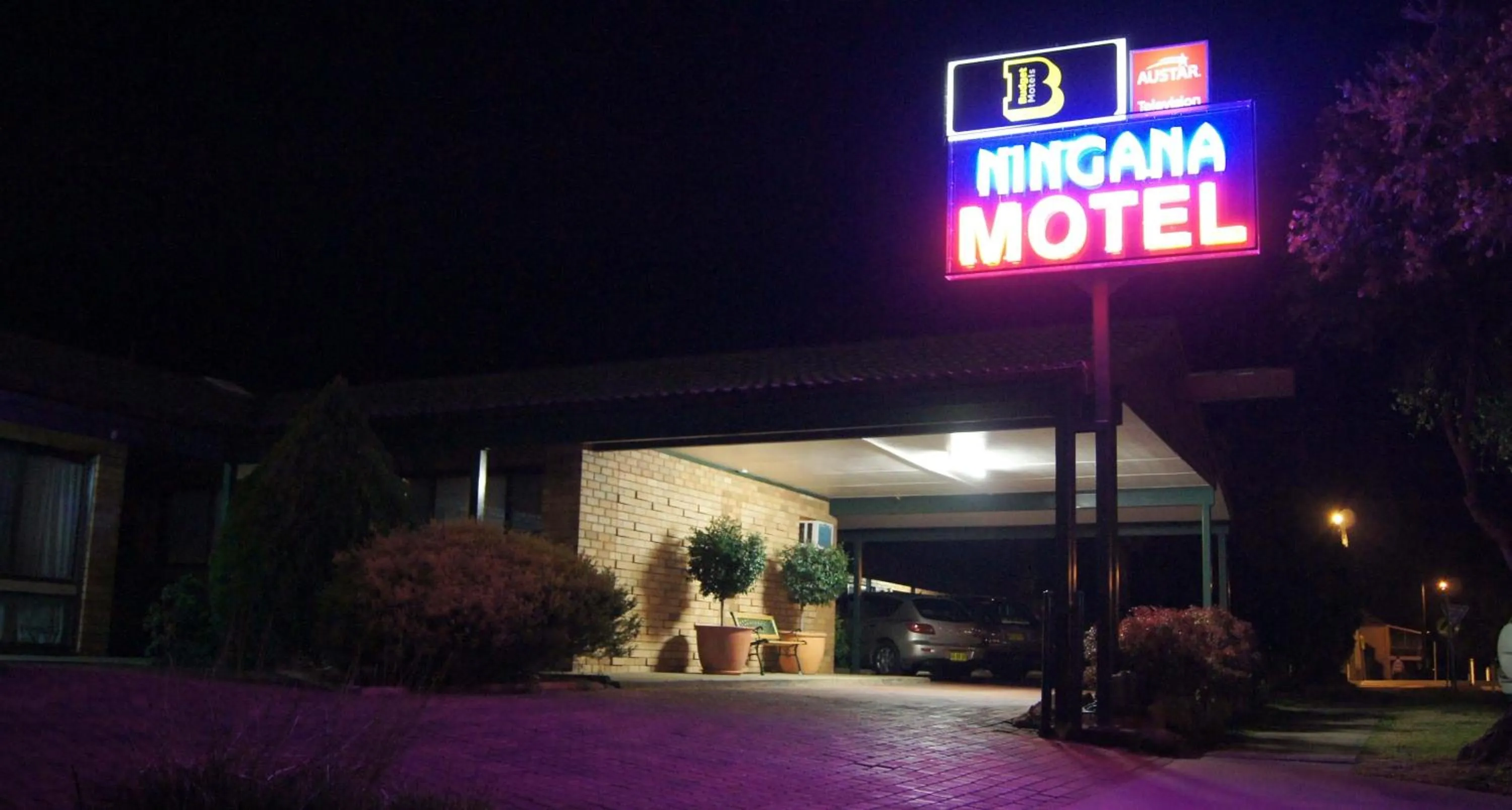 Facade/entrance in Ningana Motel