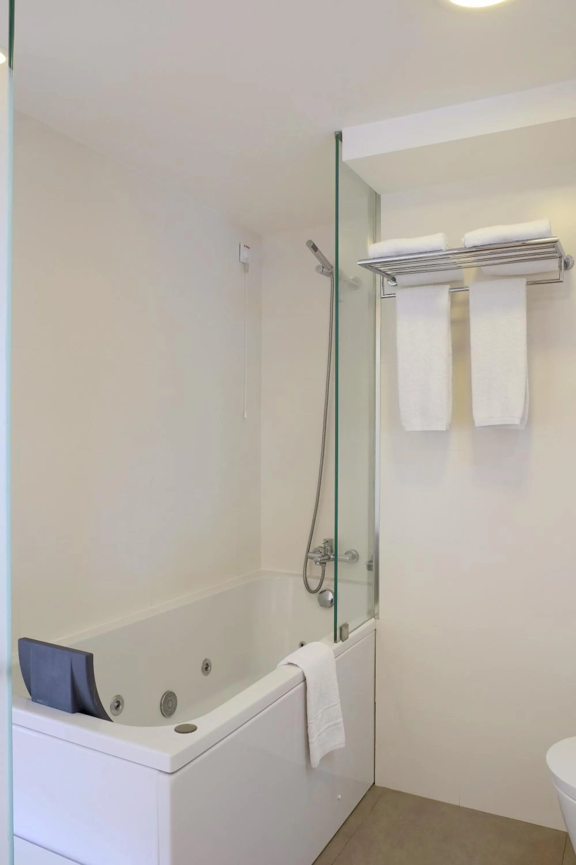 Bathroom in Hotel Laranjeira