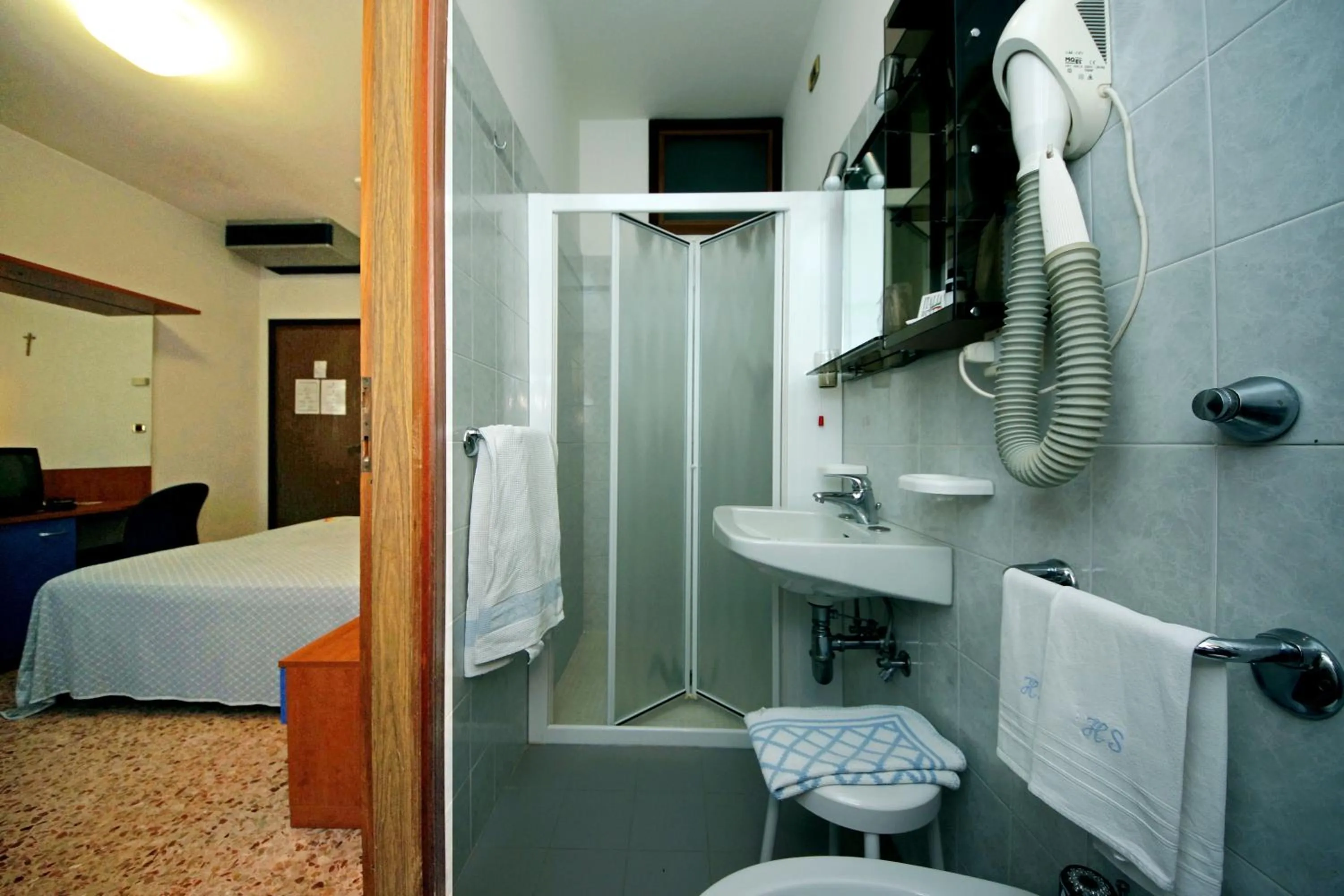 Bathroom, Bed in Hotel Souvenir