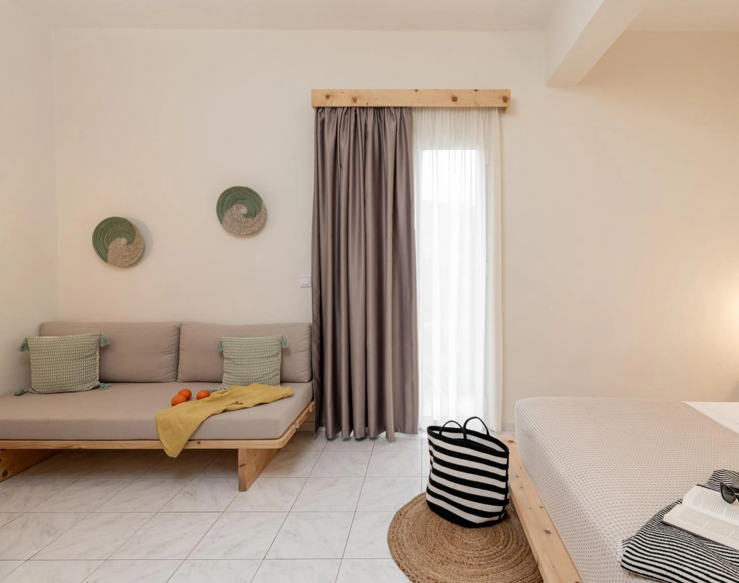 Living room, Bed in Capella Skiathos, Town
