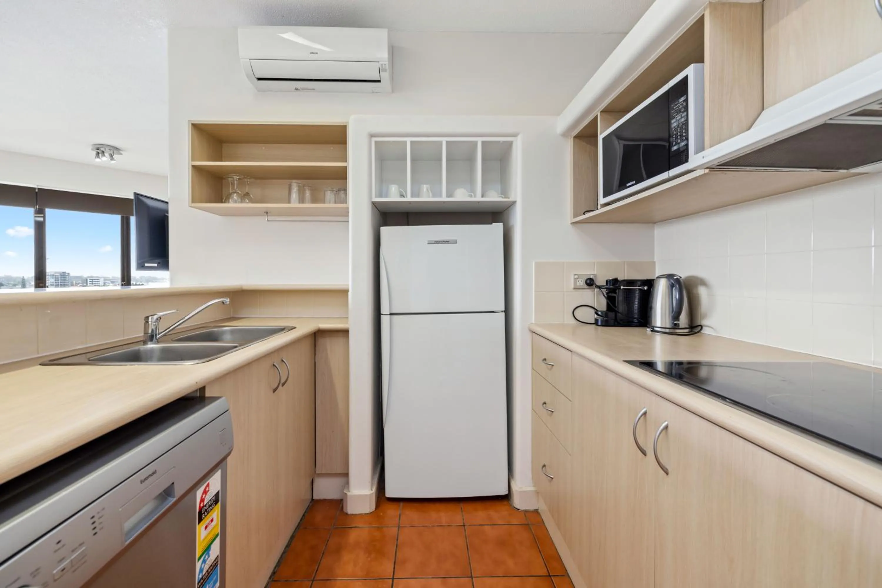 dishwasher in Tiki Hotel Apartments Surfers Paradise