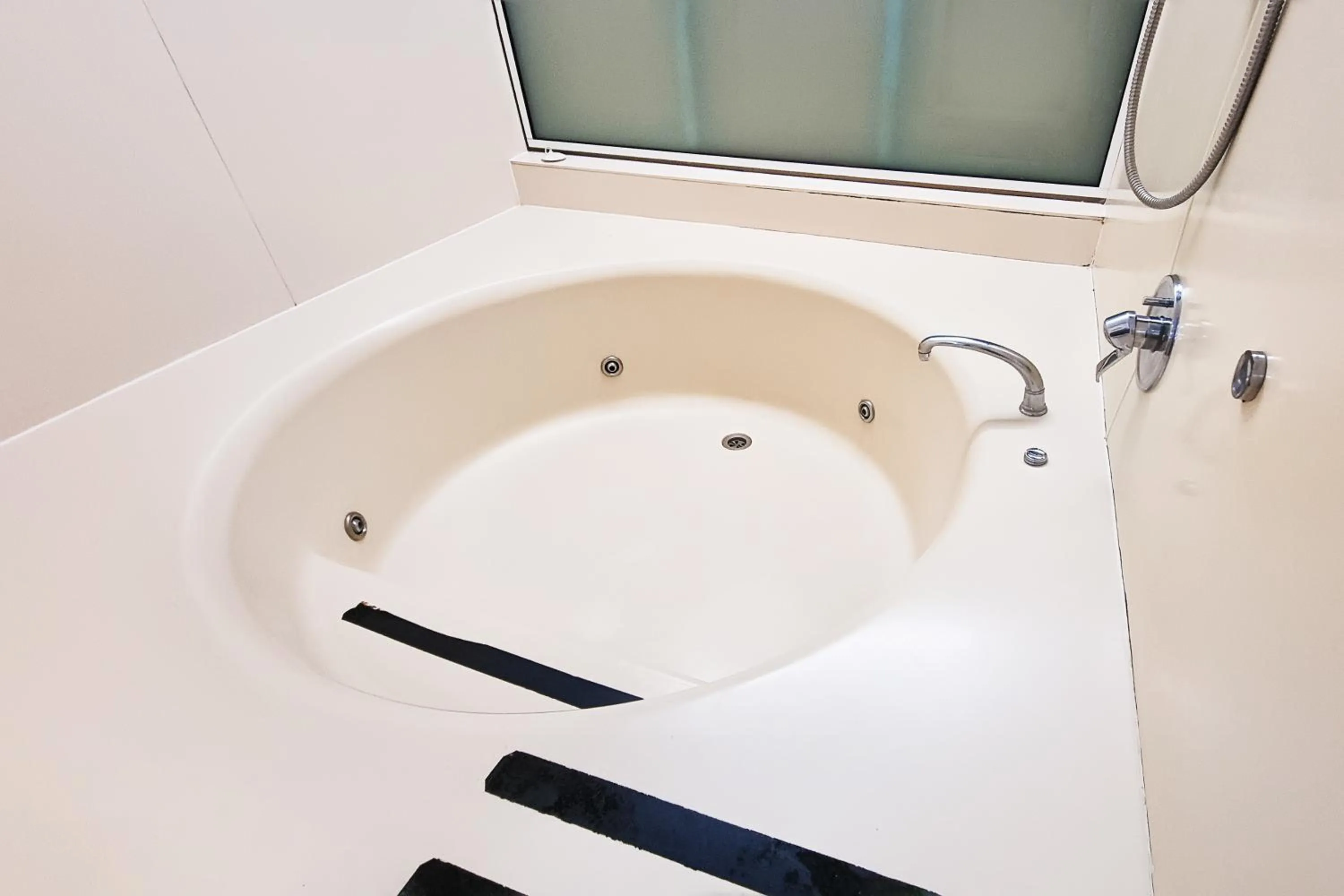 Hot Tub in Tiki Hotel Apartments Surfers Paradise