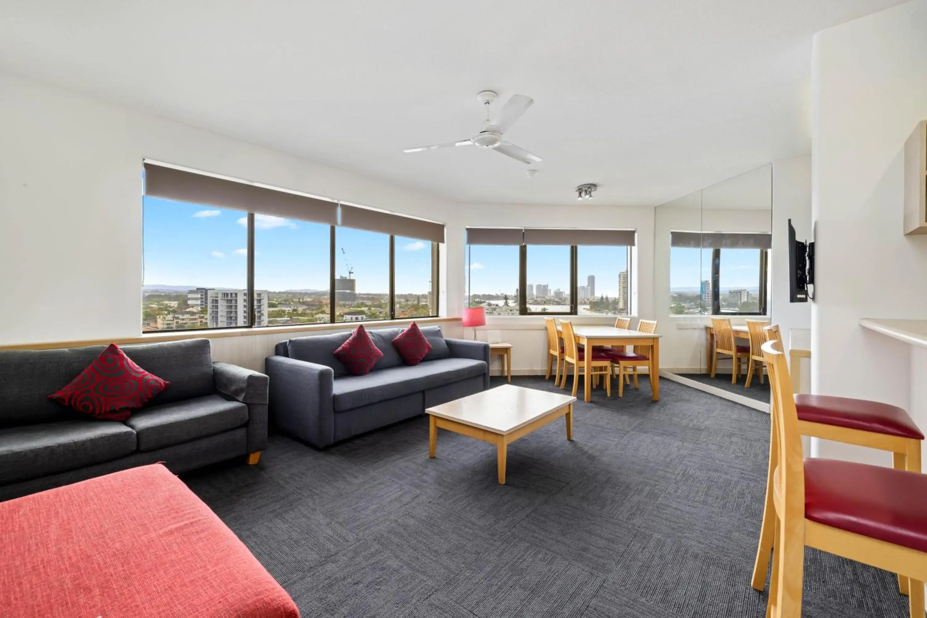 One-Bedroom Apartment with walk-in shower in Tiki Hotel Apartments Surfers Paradise One-Bedroom Apartment with walk-in shower in Tiki Hotel Apartments Surfers Paradise