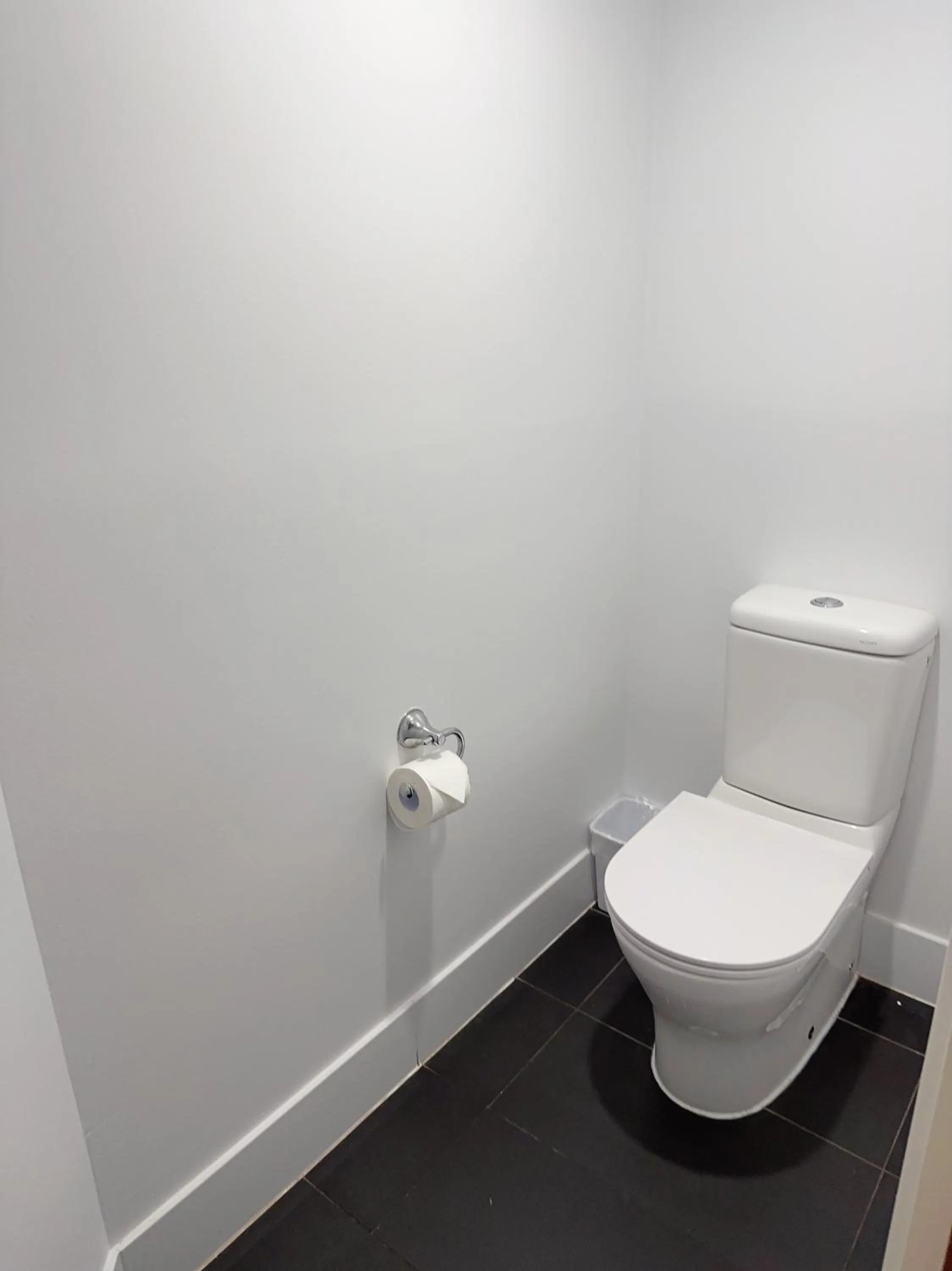 Toilet in Tiki Hotel Apartments Surfers Paradise