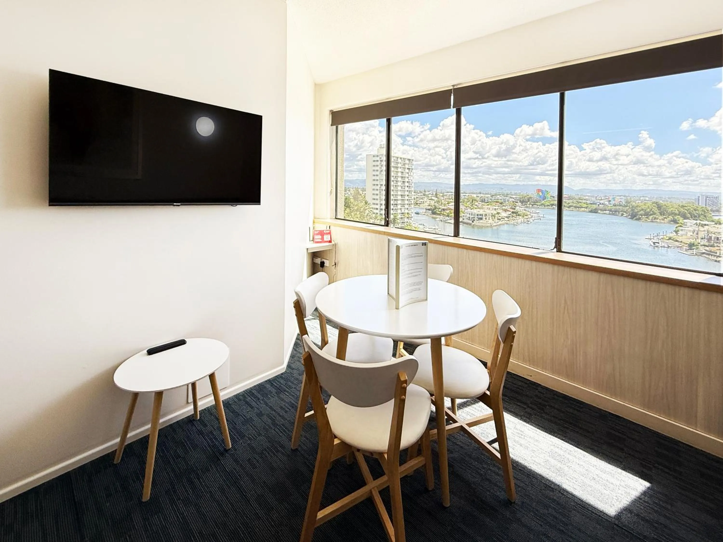 TV and multimedia in Tiki Hotel Apartments Surfers Paradise