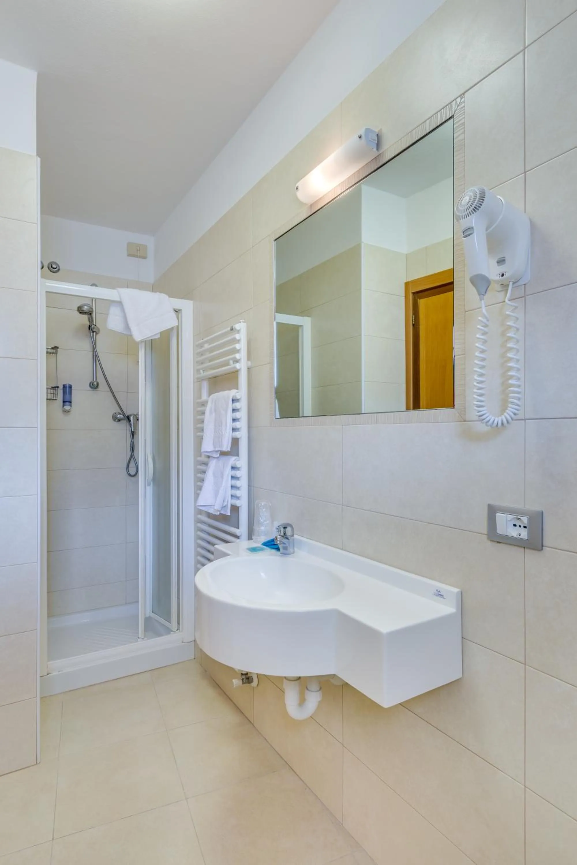 Shower in Hotel Ambassador