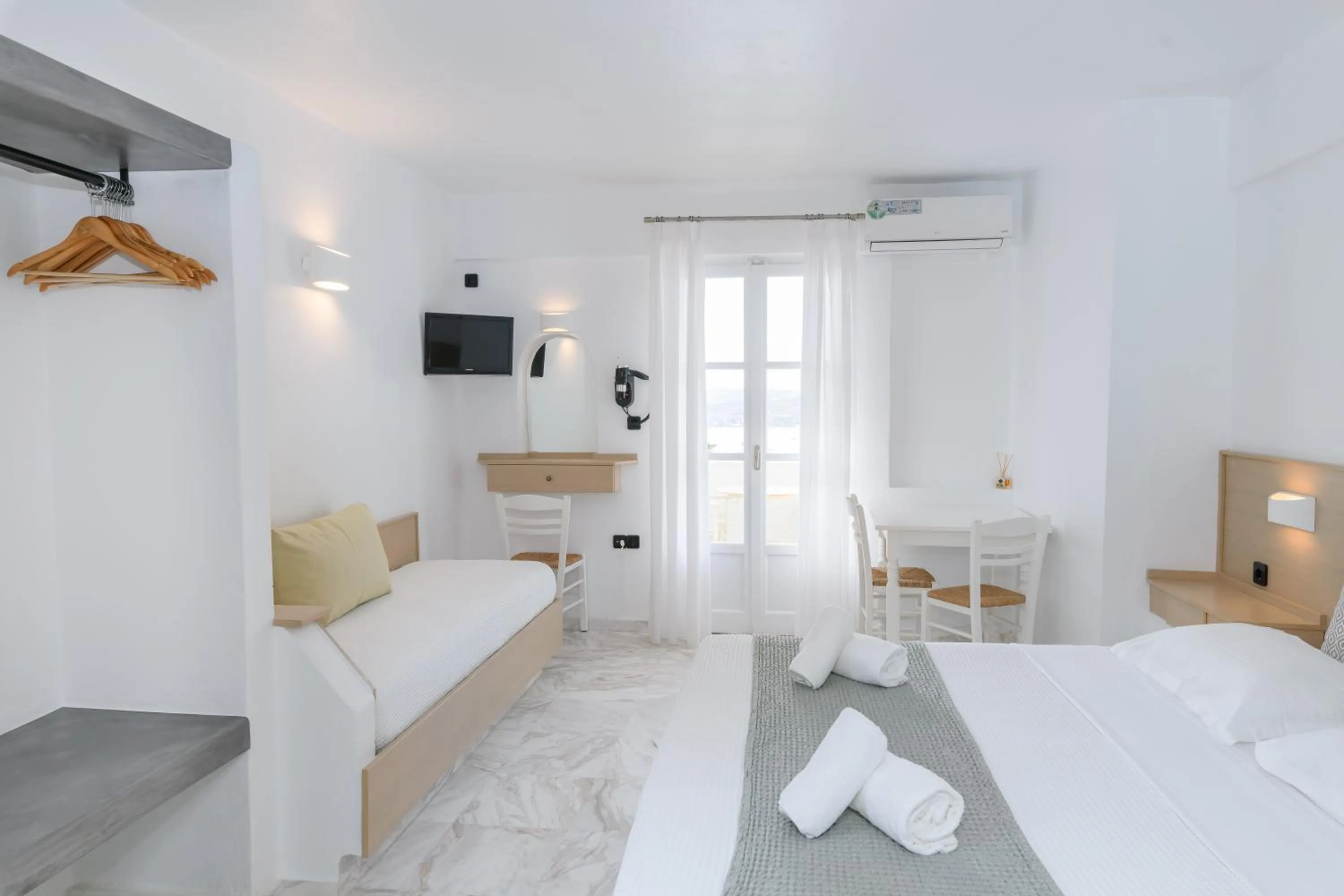 Bedroom, Bed in Sunset View Hotel