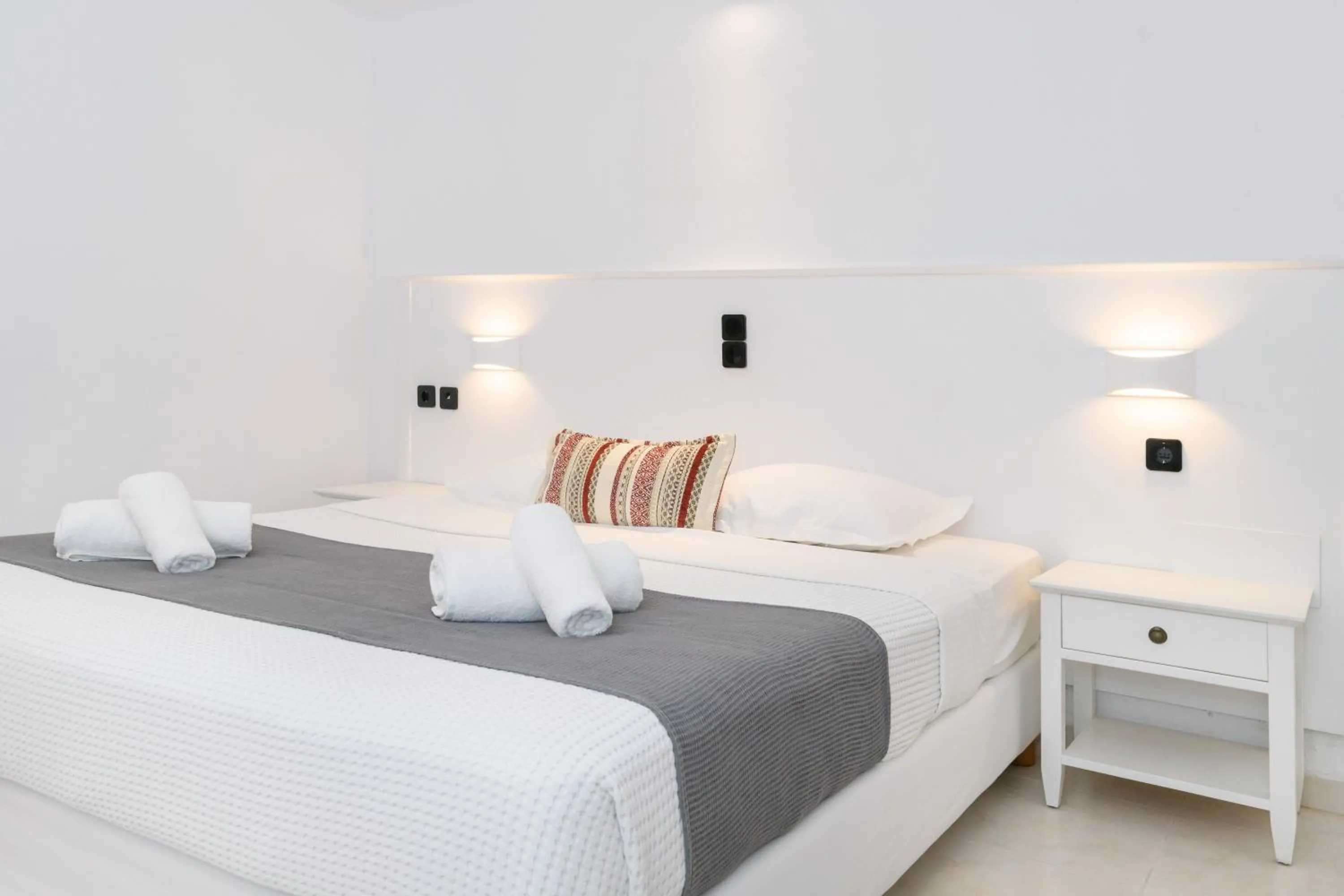 Bed in Sunset View Hotel