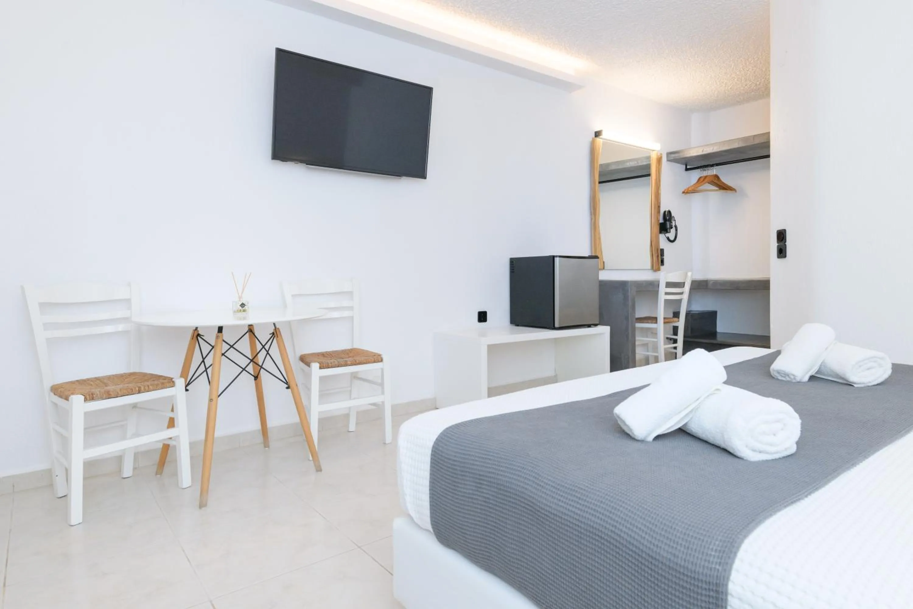 Bedroom, Bed in Sunset View Hotel