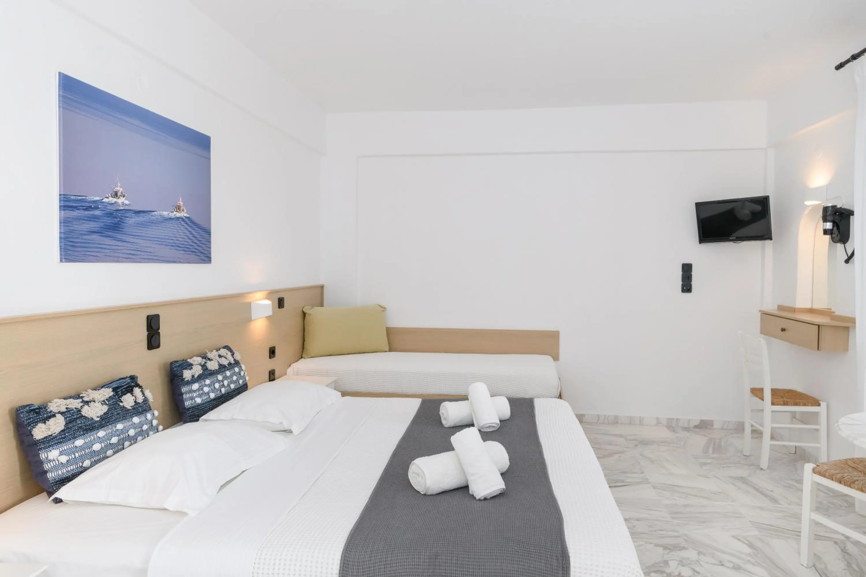 TV and multimedia, Bed in Sunset View Hotel