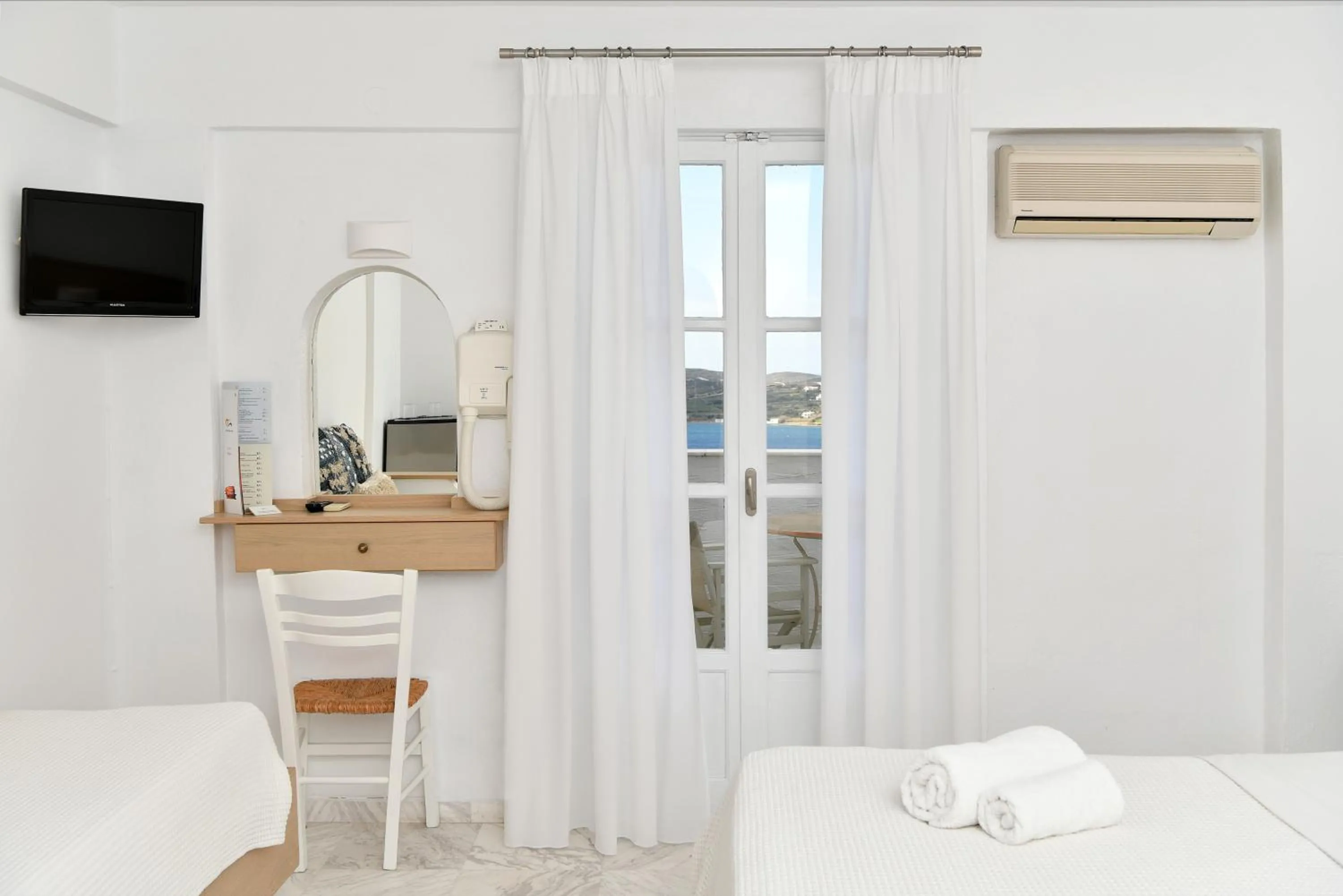 Bedroom, Bed in Sunset View Hotel