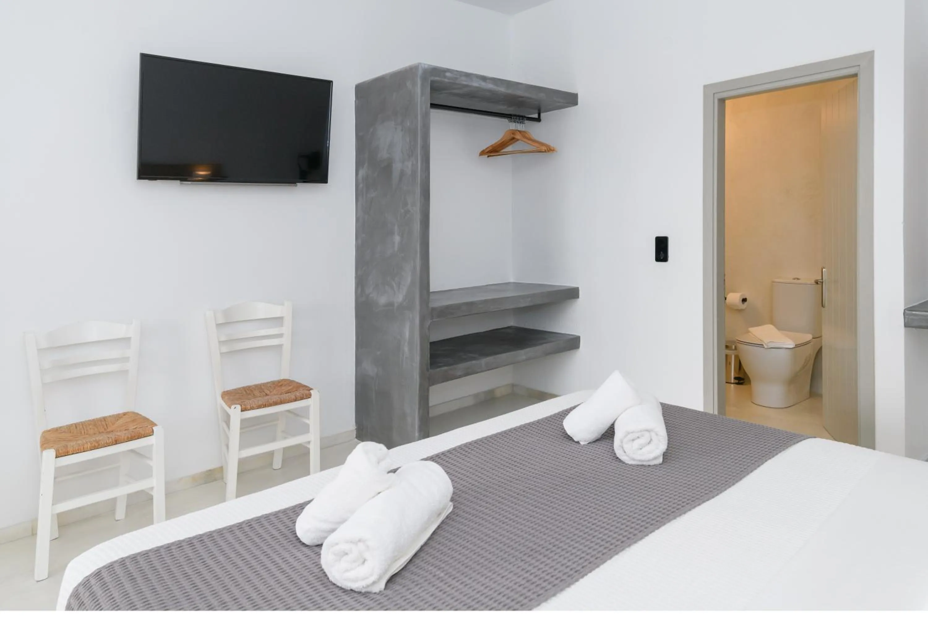 TV and multimedia, Bed in Sunset View Hotel