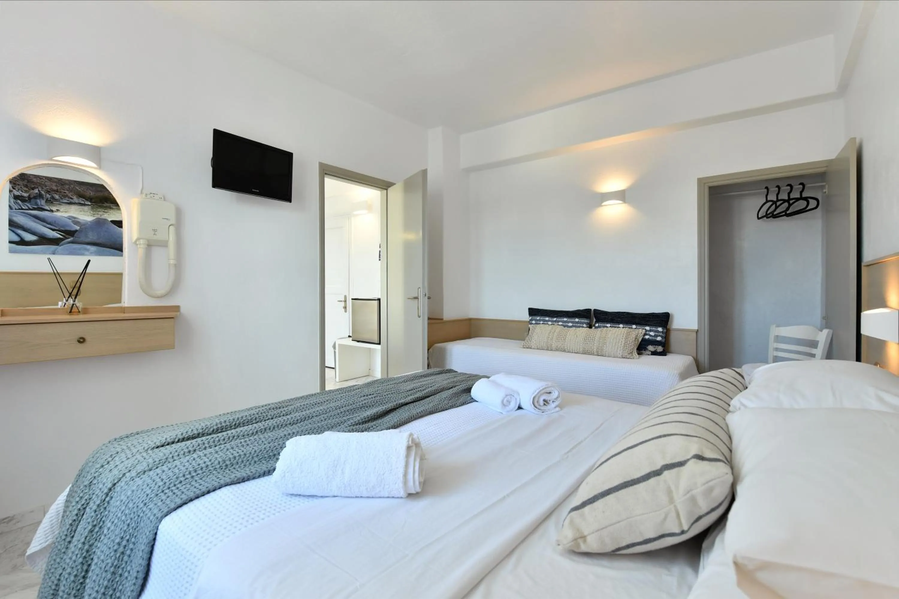 Bedroom, Bed in Sunset View Hotel