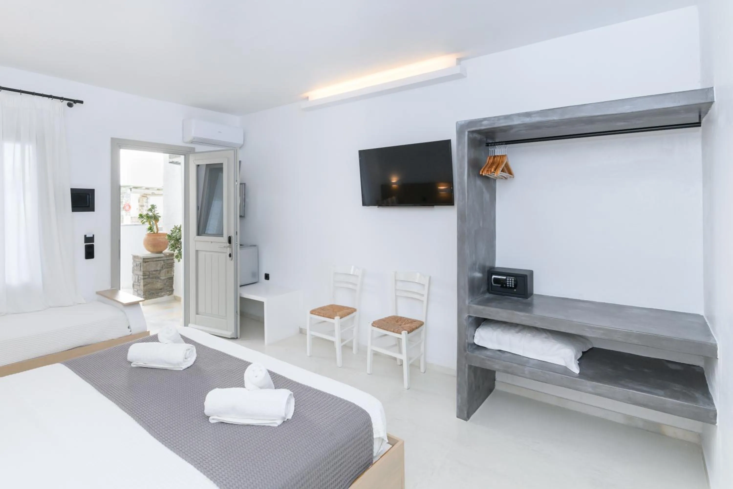 TV and multimedia, Bed in Sunset View Hotel