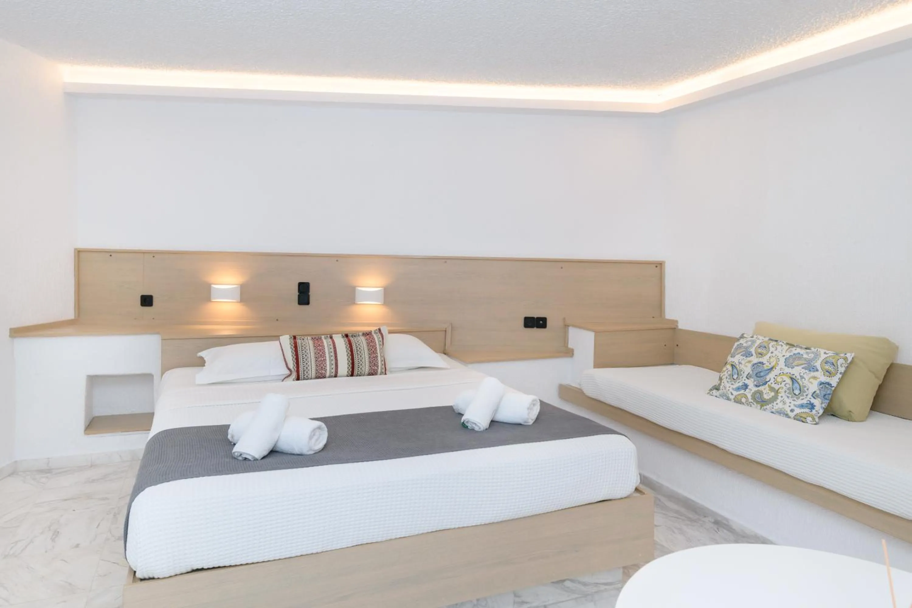 Bedroom, Bed in Sunset View Hotel