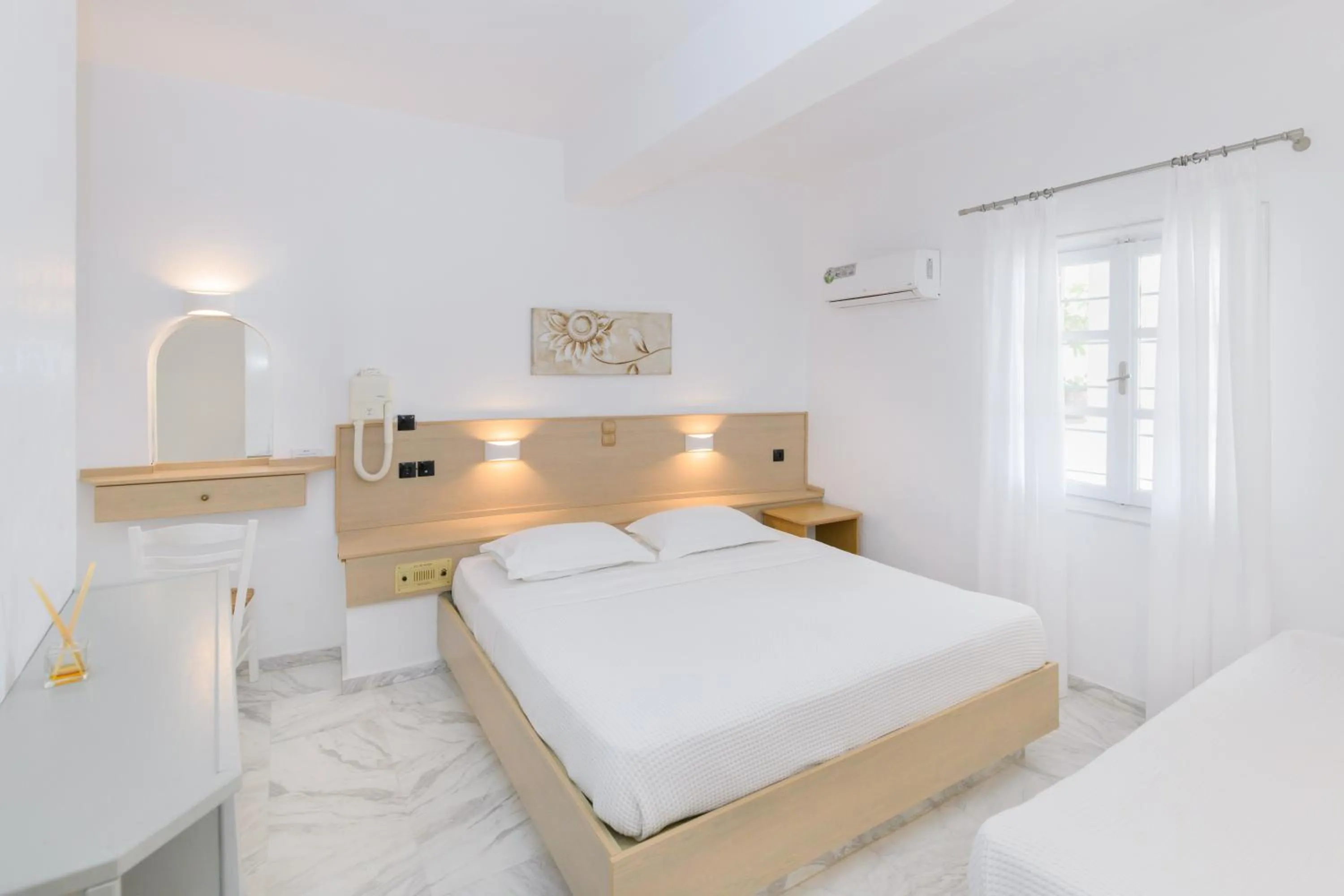 Bedroom, Bed in Sunset View Hotel