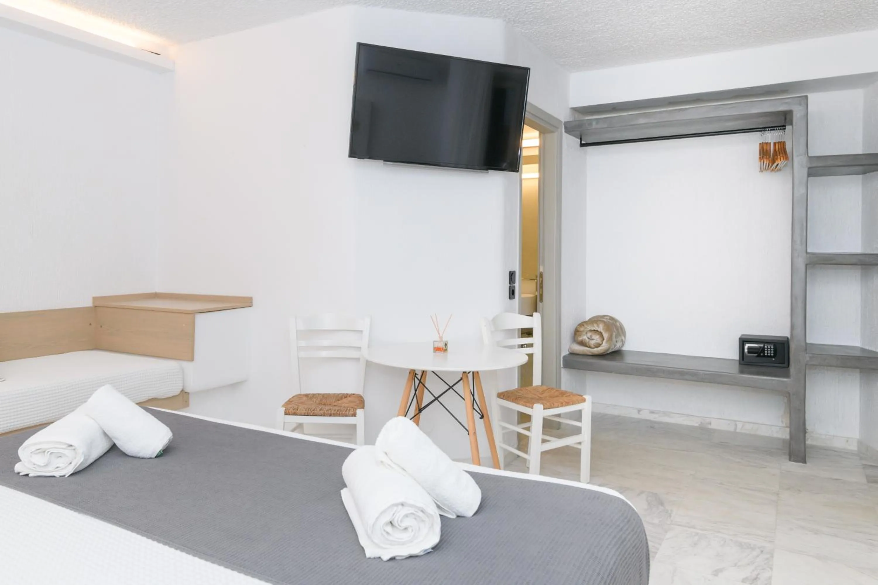 Bedroom, Bed in Sunset View Hotel