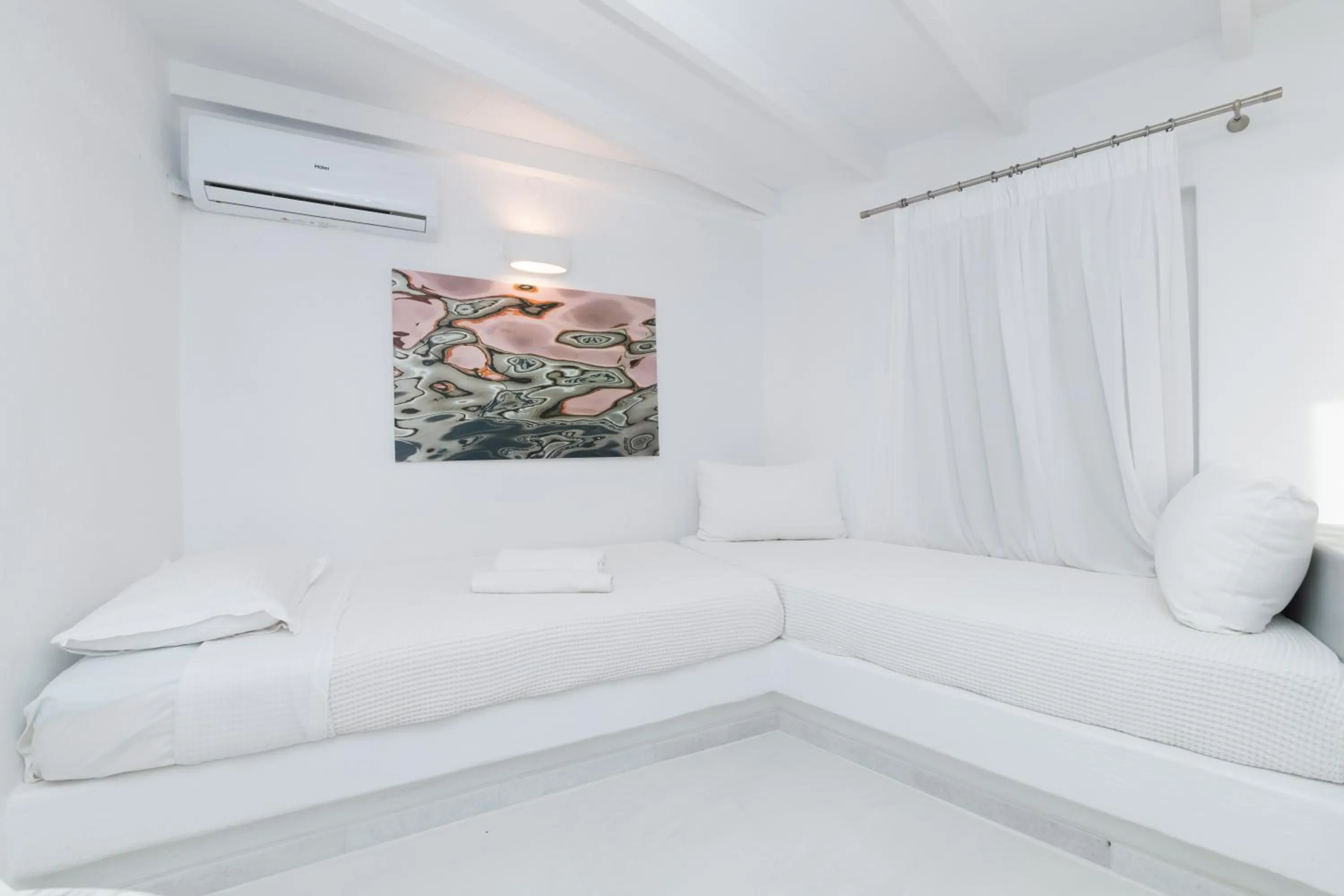 Living room, Bed in Sunset View Hotel