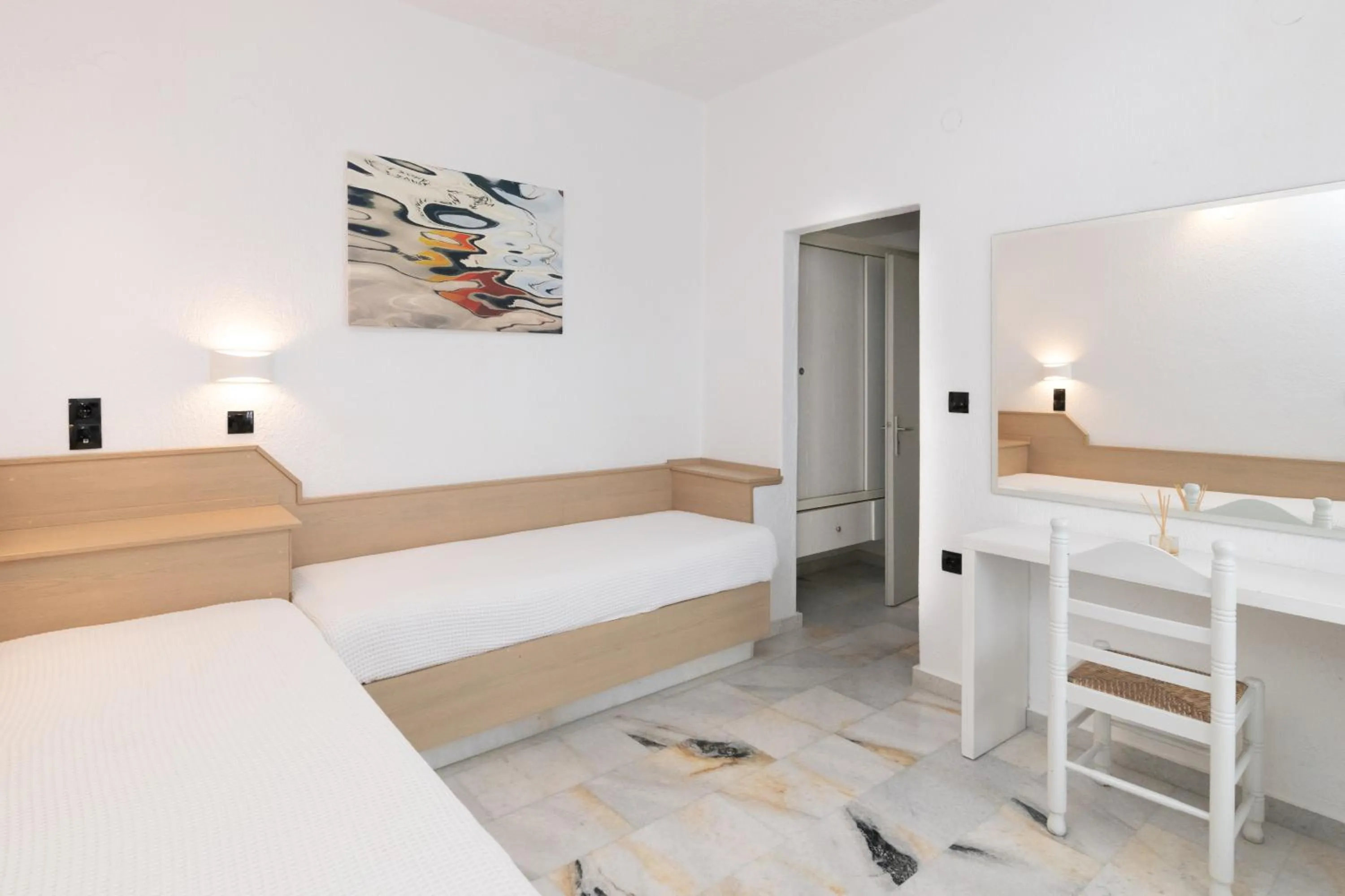 Living room, Bed in Sunset View Hotel