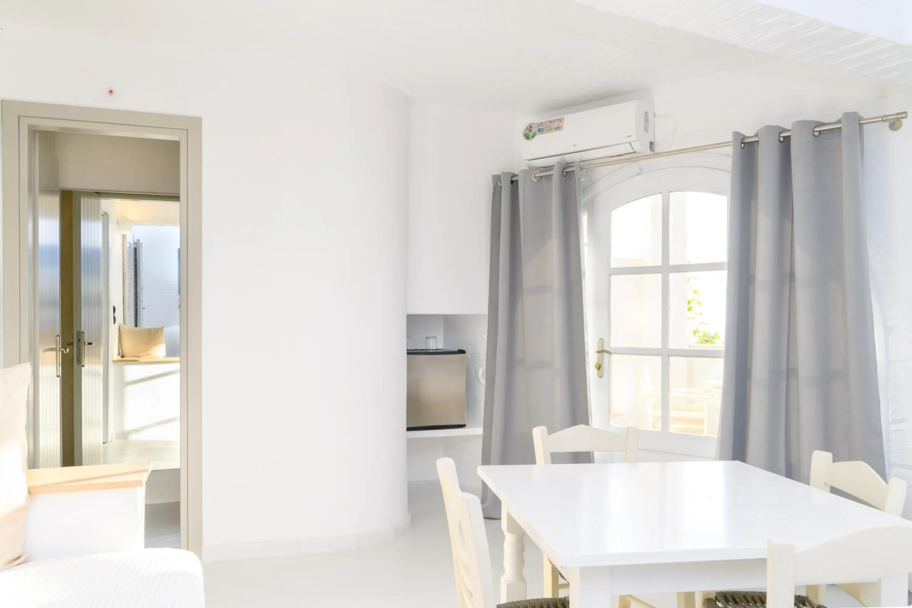 Living room, Bed in Sunset View Hotel