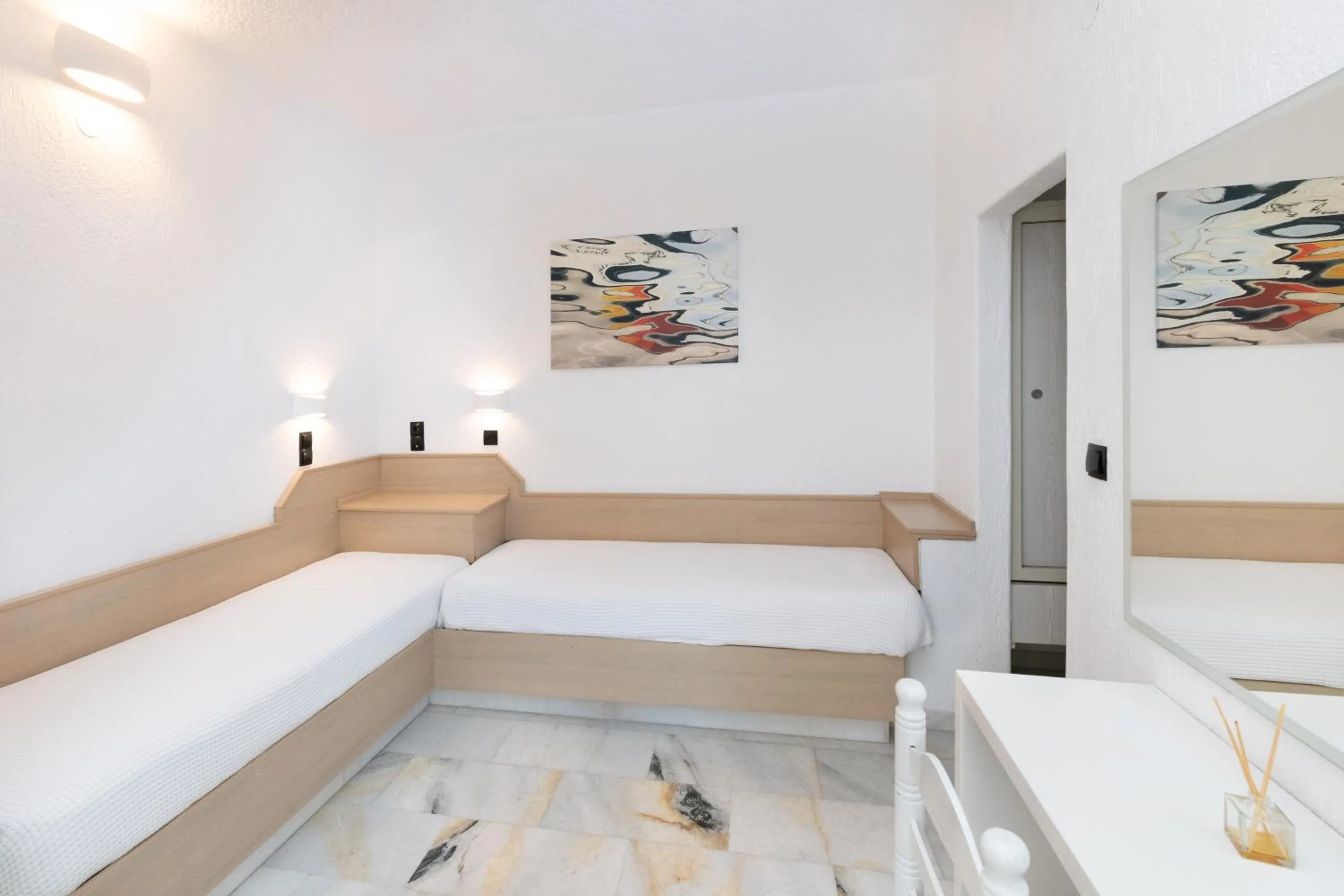 Living room, Bed in Sunset View Hotel