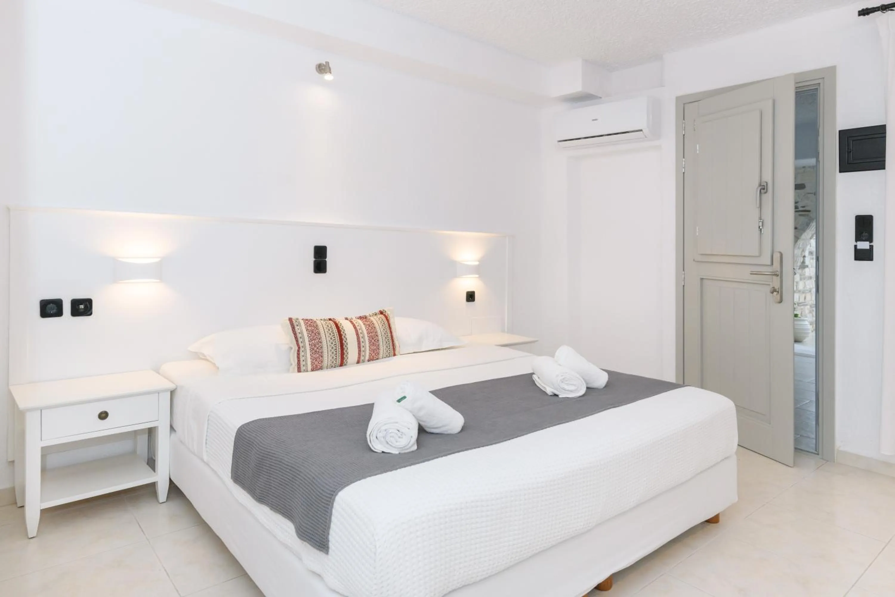 Bedroom, Bed in Sunset View Hotel