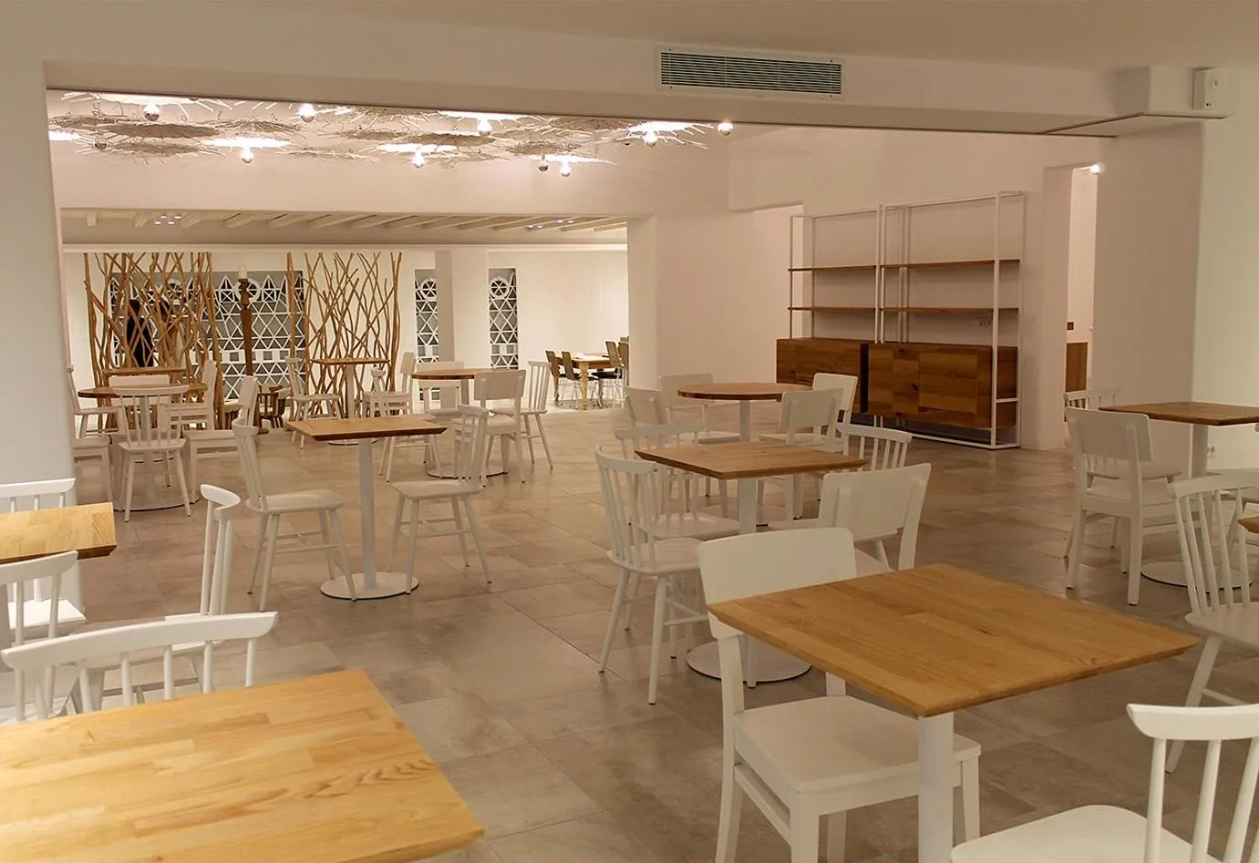 Restaurant/places to eat in Vienoula's Garden Hotel