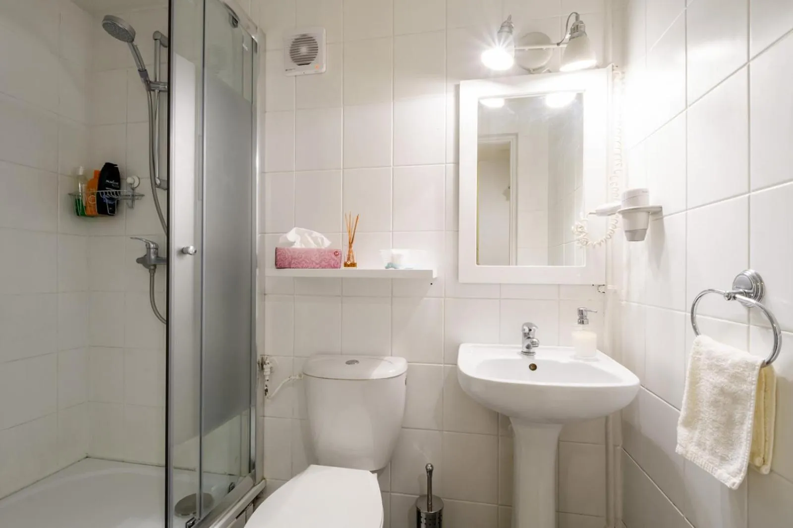 Shower in 404 Rooms Wilanowska